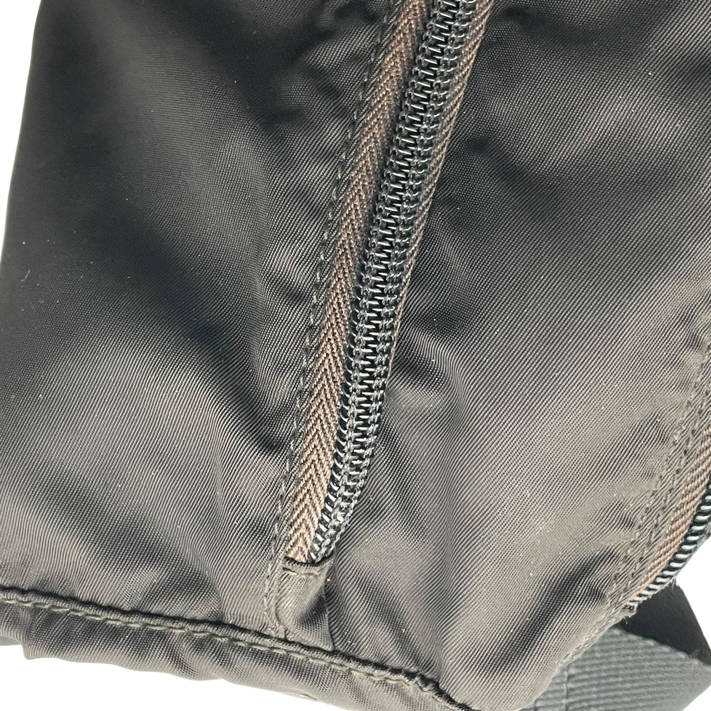 PRADA プラダ バッグ 三角ロゴ ショルダーバッグ 斜め掛け 肩掛け ポシェット テスートナイロン レザー ブラック 黒 シルバー金具 エレガント クラシック スタイリッシュ カジュアル 上品 普段使い デイリー メンズ レディース 定番 E5