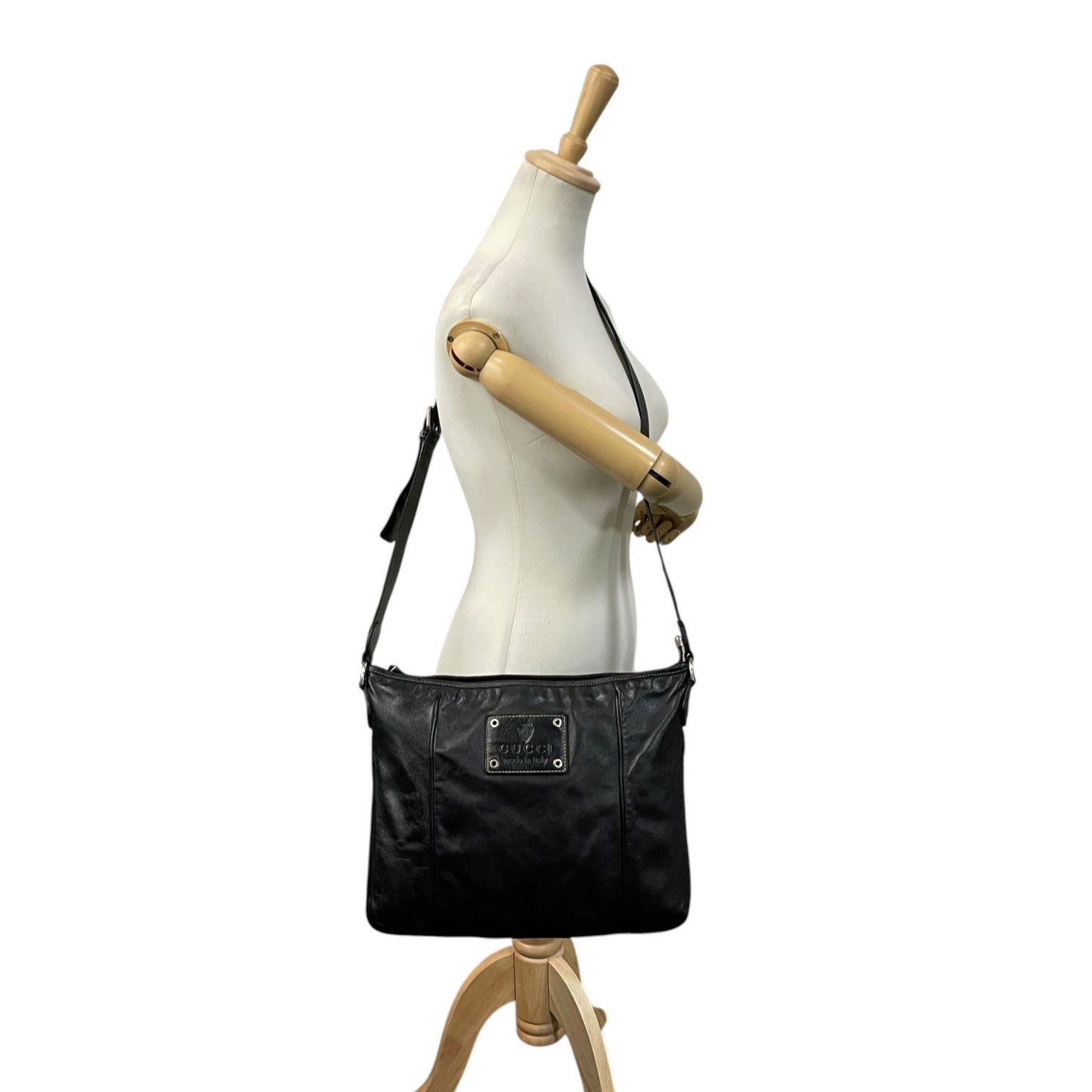 GUCCI グッチ インターロッキングG レザー ショルダーバッグ 黒 ブラック シルバー金具 斜め掛け イタリア製 メンズ レディース A5