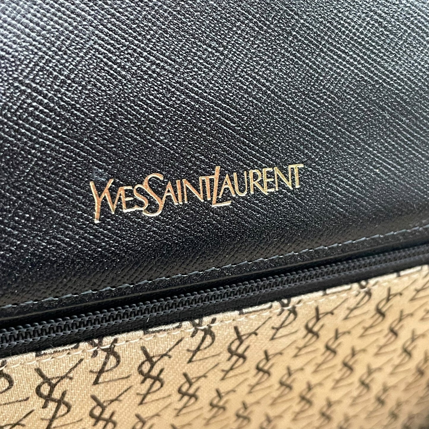 【美品】イヴサンローラン YSLロゴ レザー クラッチバッグ セカンドバッグ ハンドバッグ ブラック 黒 ゴールド金具 ヴィンテージ エレガント クラシック レトロ レディース メンズ 人気 K12
