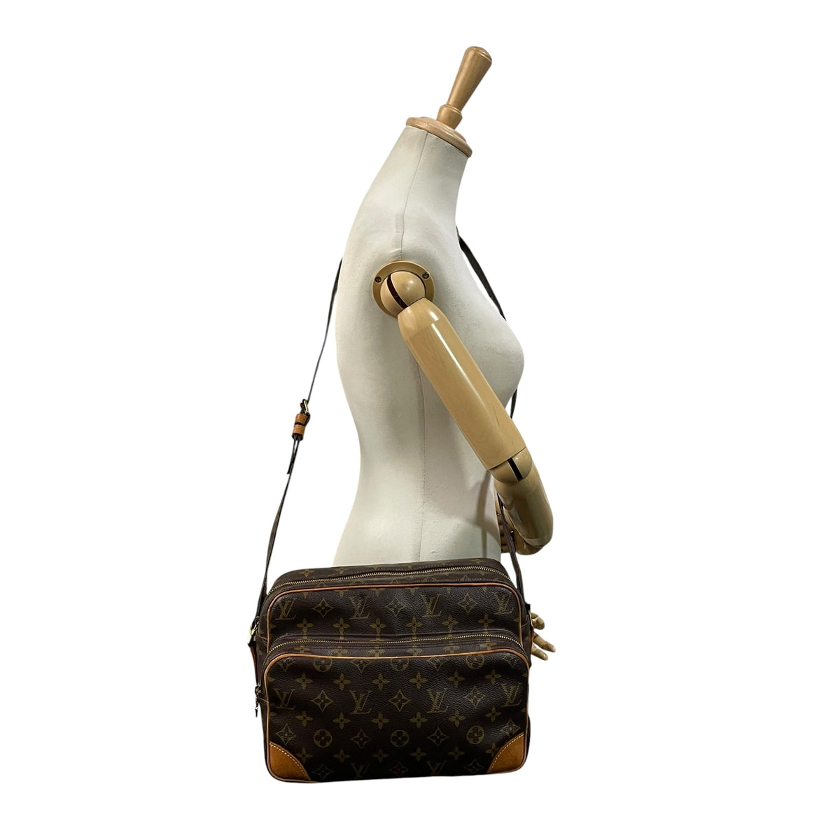 Louis Vuitton ルイヴィトン モノグラム ナイル ショルダーバッグ 斜め掛け クロスボディ PVC レザー ブラウン ゴールド金具 エレガント レディース ユニセックス 人気 M45244 C