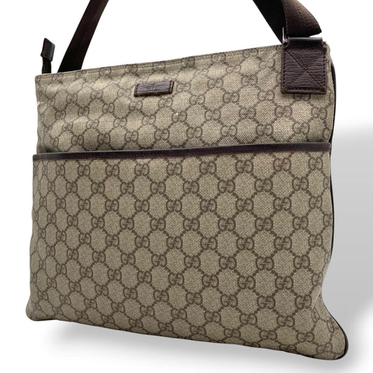 GUCCI グッチ バッグ GGスプリーム ショルダーバッグ 斜め掛け 肩掛け メッセンジャーバッグ スクエア型 PVC レザー ベージュ ブラウン 茶系 シルバー金具 ビンテージ クラシック エレガント スタイリッシュ カジュアル E2