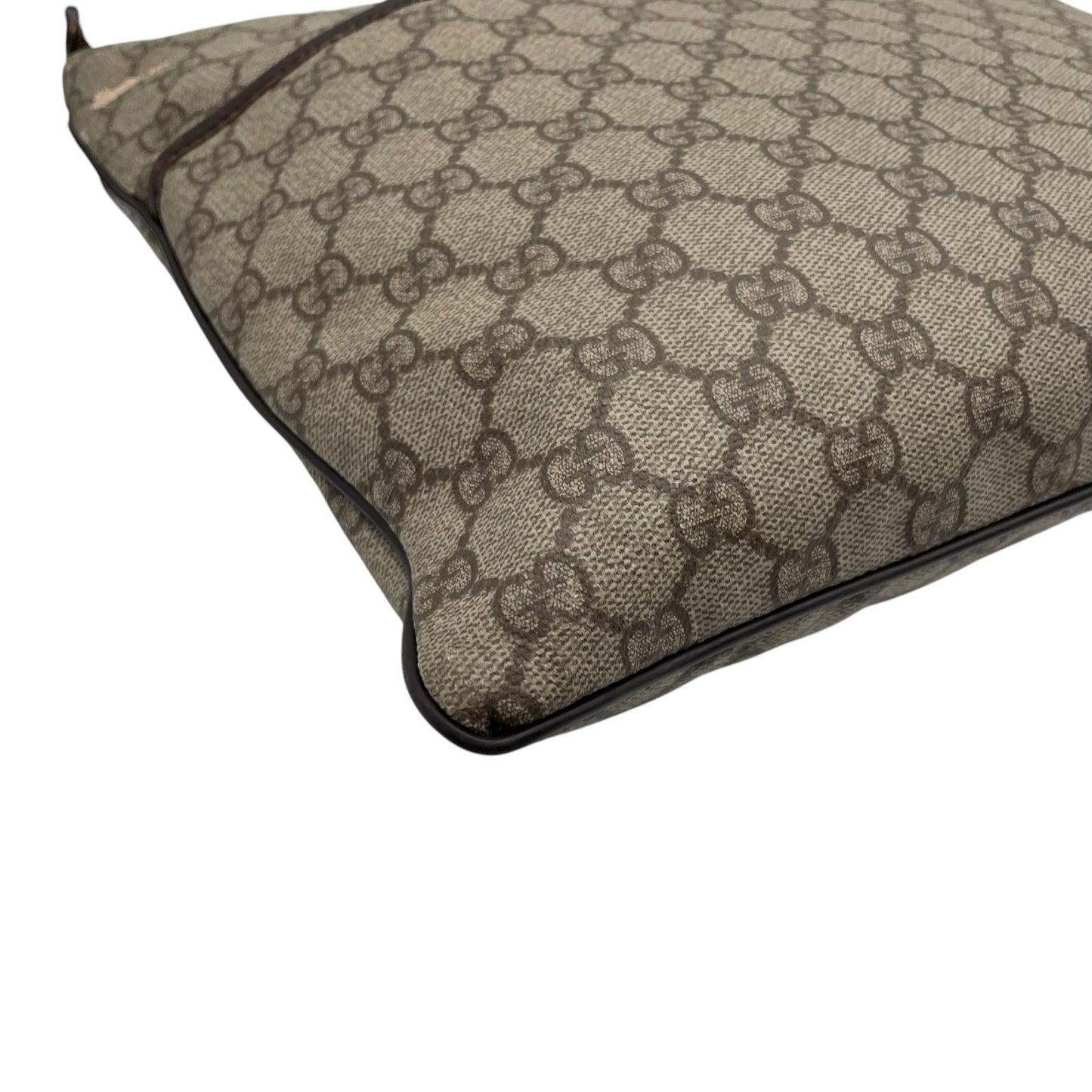 GUCCI グッチ バッグ GGスプリーム ショルダーバッグ 斜め掛け 肩掛け メッセンジャーバッグ スクエア型 PVC レザー ベージュ ブラウン 茶系 シルバー金具 ビンテージ クラシック エレガント スタイリッシュ カジュアル E2