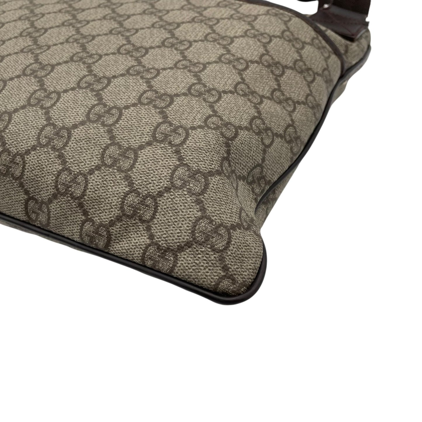 GUCCI グッチ バッグ GGスプリーム ショルダーバッグ 斜め掛け 肩掛け メッセンジャーバッグ スクエア型 PVC レザー ベージュ ブラウン 茶系 シルバー金具 ビンテージ クラシック エレガント スタイリッシュ カジュアル E2