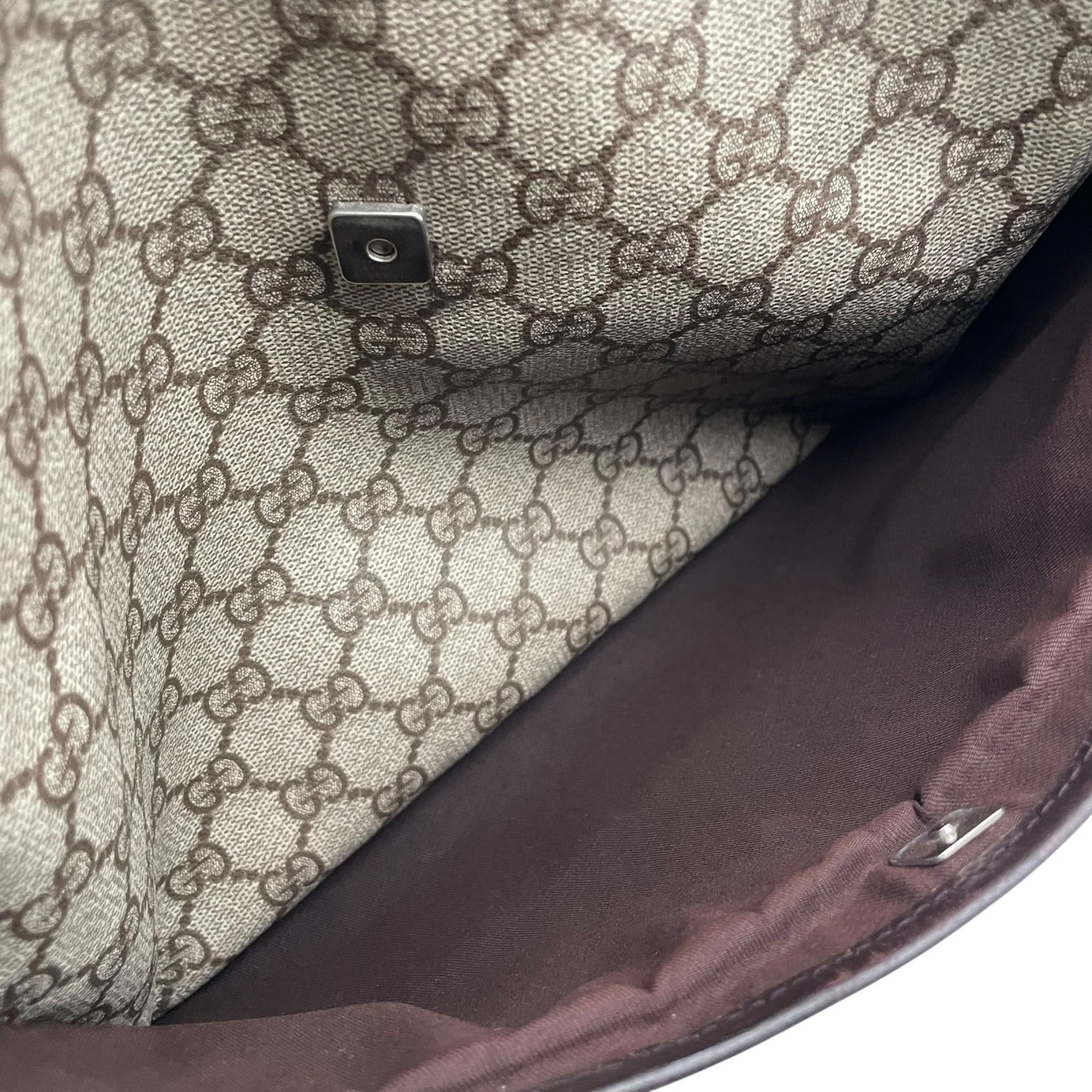 GUCCI グッチ バッグ GGスプリーム ショルダーバッグ 斜め掛け 肩掛け メッセンジャーバッグ スクエア型 PVC レザー ベージュ ブラウン 茶系 シルバー金具 ビンテージ クラシック エレガント スタイリッシュ カジュアル E2