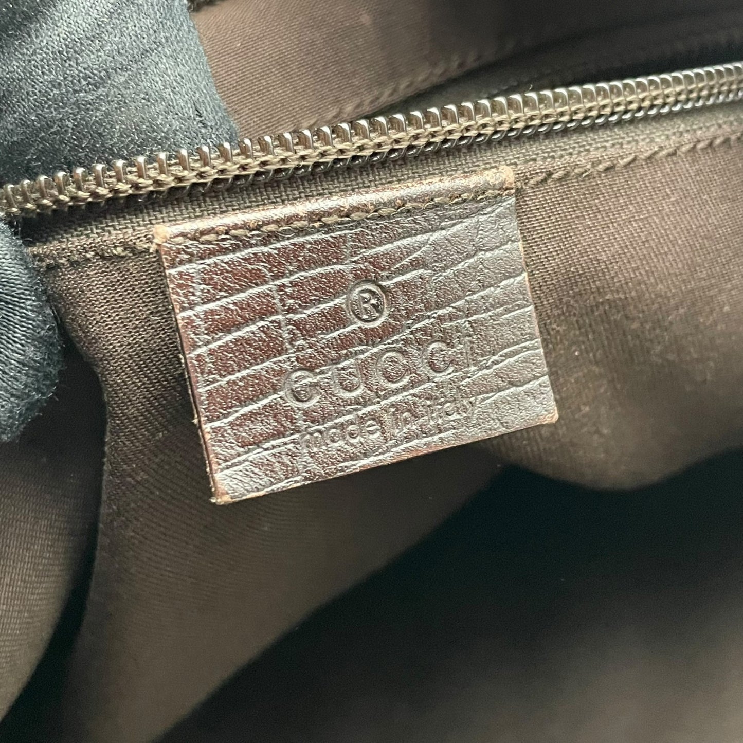 GUCCI グッチ バッグ GGスプリーム ショルダーバッグ 斜め掛け 肩掛け メッセンジャーバッグ スクエア型 PVC レザー ベージュ ブラウン 茶系 シルバー金具 ビンテージ クラシック エレガント スタイリッシュ カジュアル E2
