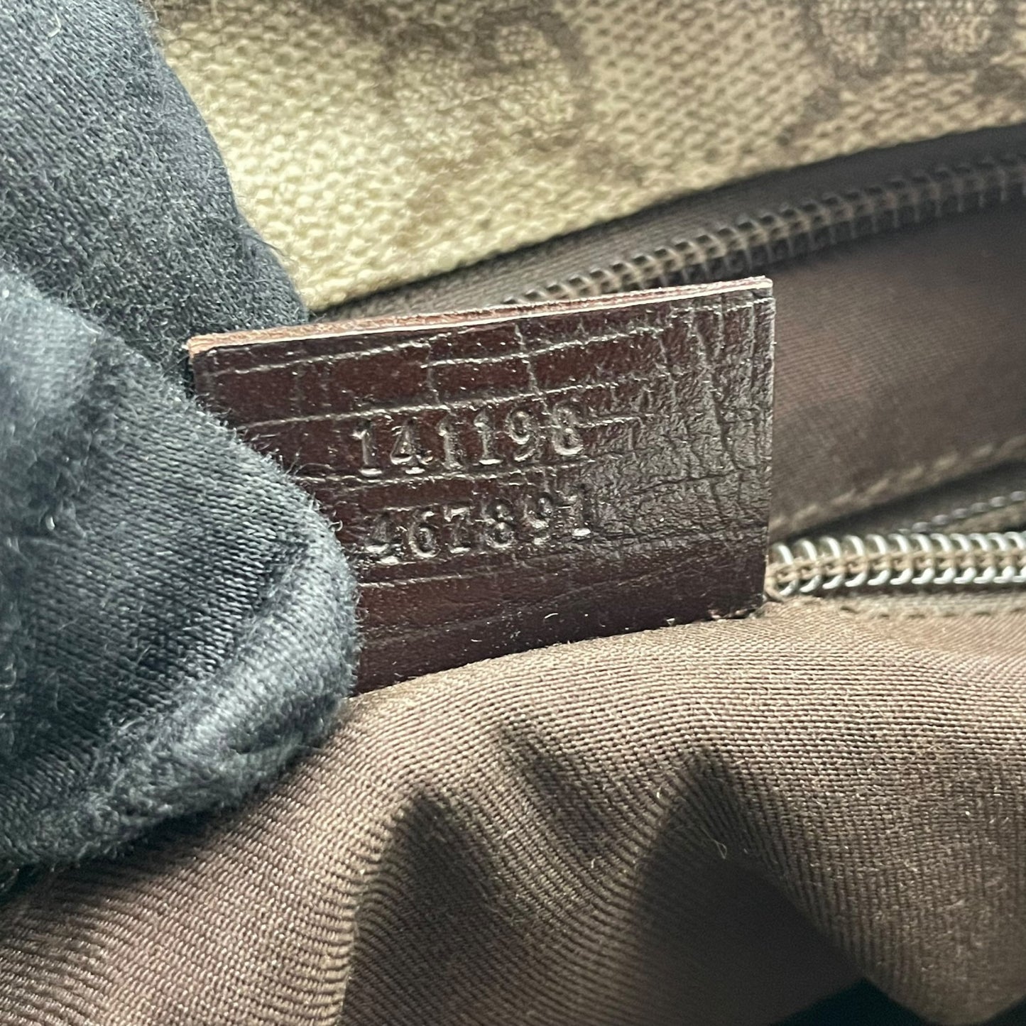 GUCCI グッチ バッグ GGスプリーム ショルダーバッグ 斜め掛け 肩掛け メッセンジャーバッグ スクエア型 PVC レザー ベージュ ブラウン 茶系 シルバー金具 ビンテージ クラシック エレガント スタイリッシュ カジュアル E2