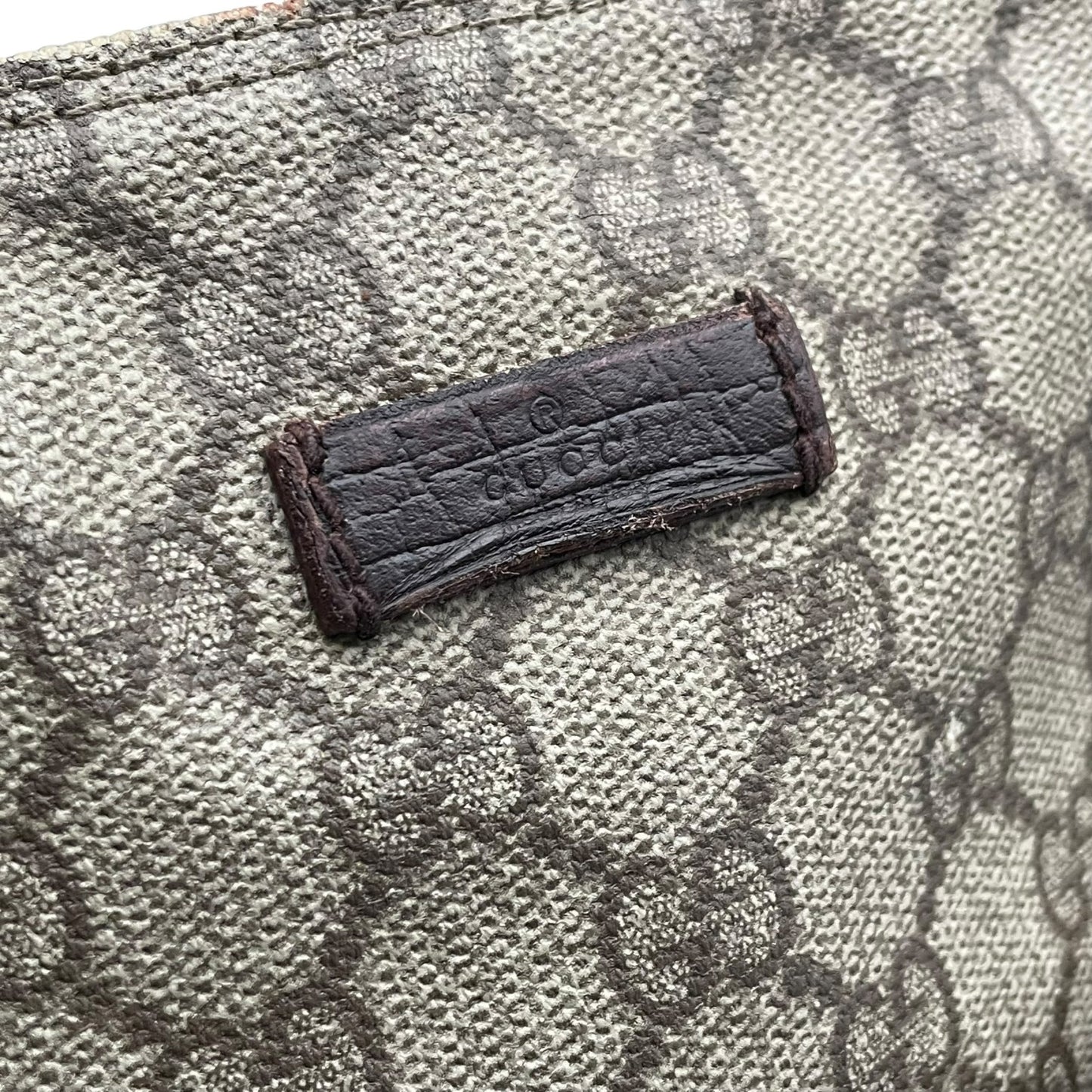 GUCCI グッチ バッグ GGスプリーム ショルダーバッグ 斜め掛け 肩掛け メッセンジャーバッグ スクエア型 PVC レザー ベージュ ブラウン 茶系 シルバー金具 ビンテージ クラシック エレガント スタイリッシュ カジュアル E2