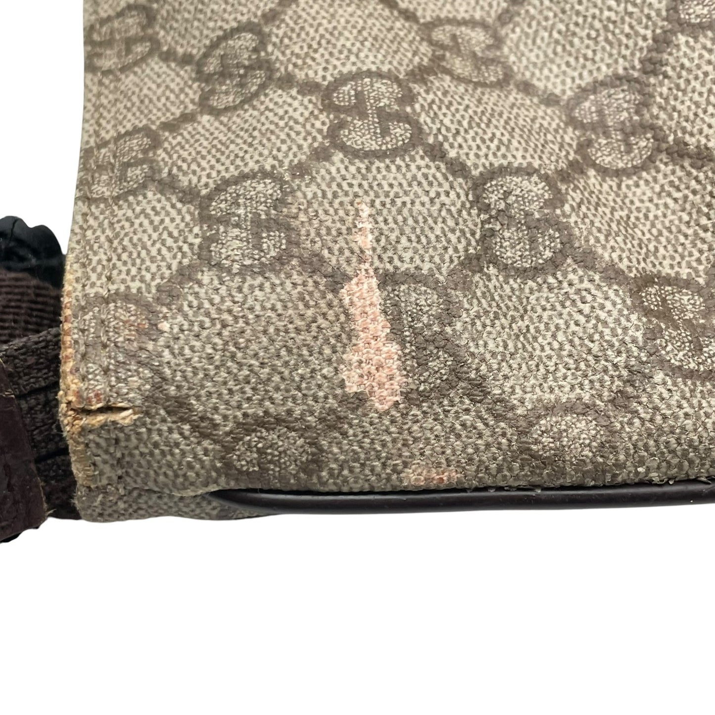 GUCCI グッチ バッグ GGスプリーム ショルダーバッグ 斜め掛け 肩掛け メッセンジャーバッグ スクエア型 PVC レザー ベージュ ブラウン 茶系 シルバー金具 ビンテージ クラシック エレガント スタイリッシュ カジュアル E2