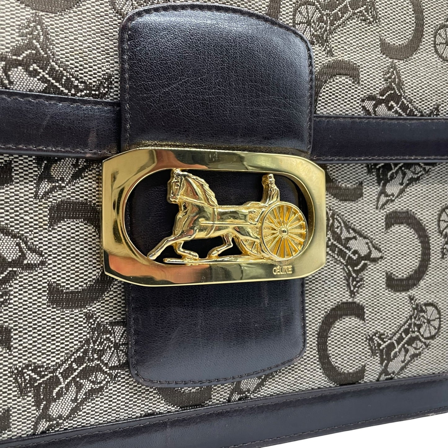 CELINE セリーヌ Cマカダム サルキー ショルダーバッグ キャンバス レザー ブラウン ゴールド金具 ヴィンテージ フラップバッグ 馬車金具 レディース K5