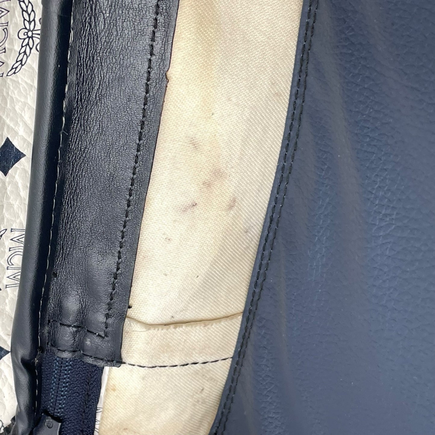 [良品] MCM エムシーエム ハンドバッグ ビジネスバッグ ヴィセトス モノグラム レザー ホワイト ネイビー ゴールド金具 ヴィンテージ クラシック エレガント 自立可 カバン 鞄 レディース メンズ ユニセックス 旅行 通勤 通学 トラベル U5