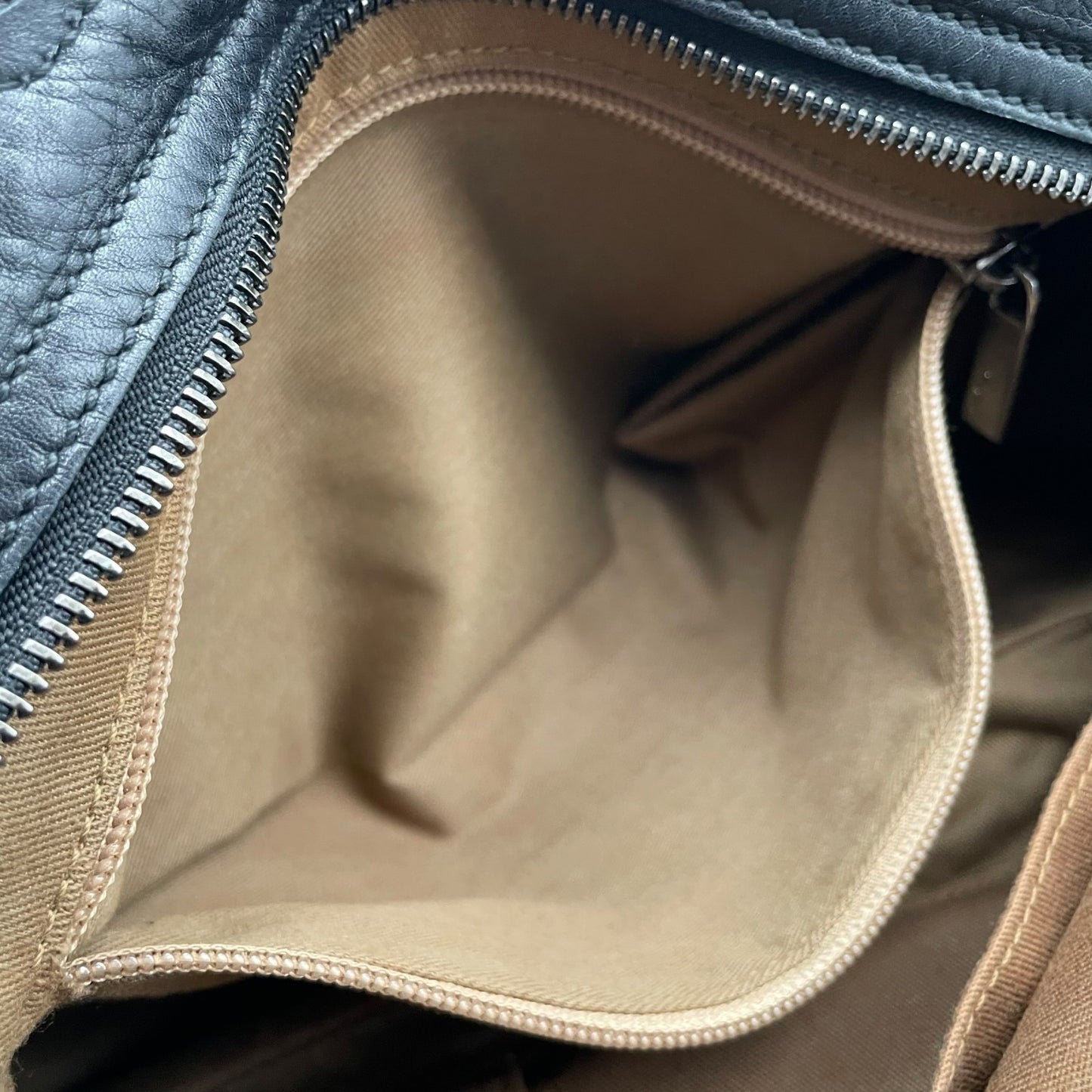 美品 フェラガモ Salvatore Ferragamo ガンチーニ ハンドバッグ ワンショルダー 肩掛け可 タッセル 本革 レザー シボ革 ブラック 黒 シルバー金具 レディース クラシック エレガント 高級 通勤 通学 デイリー フォーマル 自立可 C6