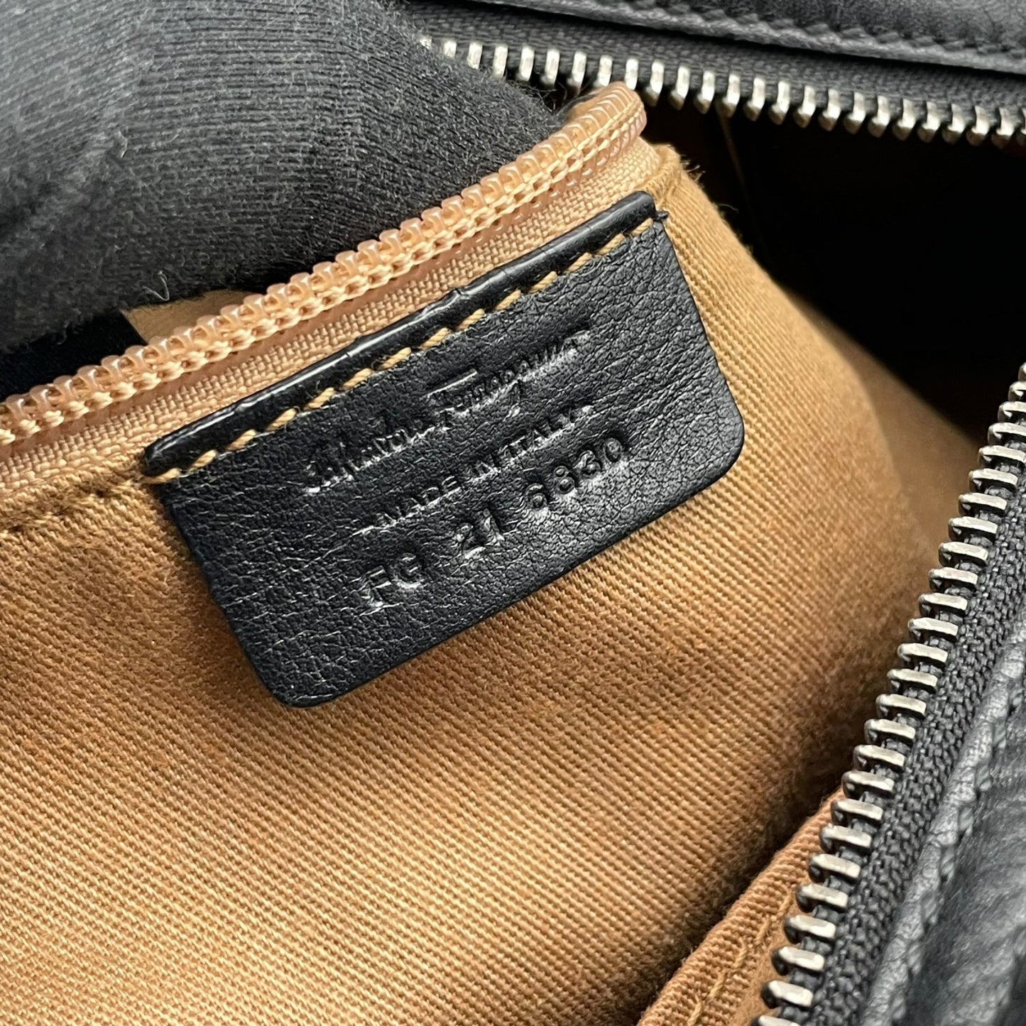 美品 フェラガモ Salvatore Ferragamo ガンチーニ ハンドバッグ ワンショルダー 肩掛け可 タッセル 本革 レザー シボ革 ブラック 黒 シルバー金具 レディース クラシック エレガント 高級 通勤 通学 デイリー フォーマル 自立可 C6