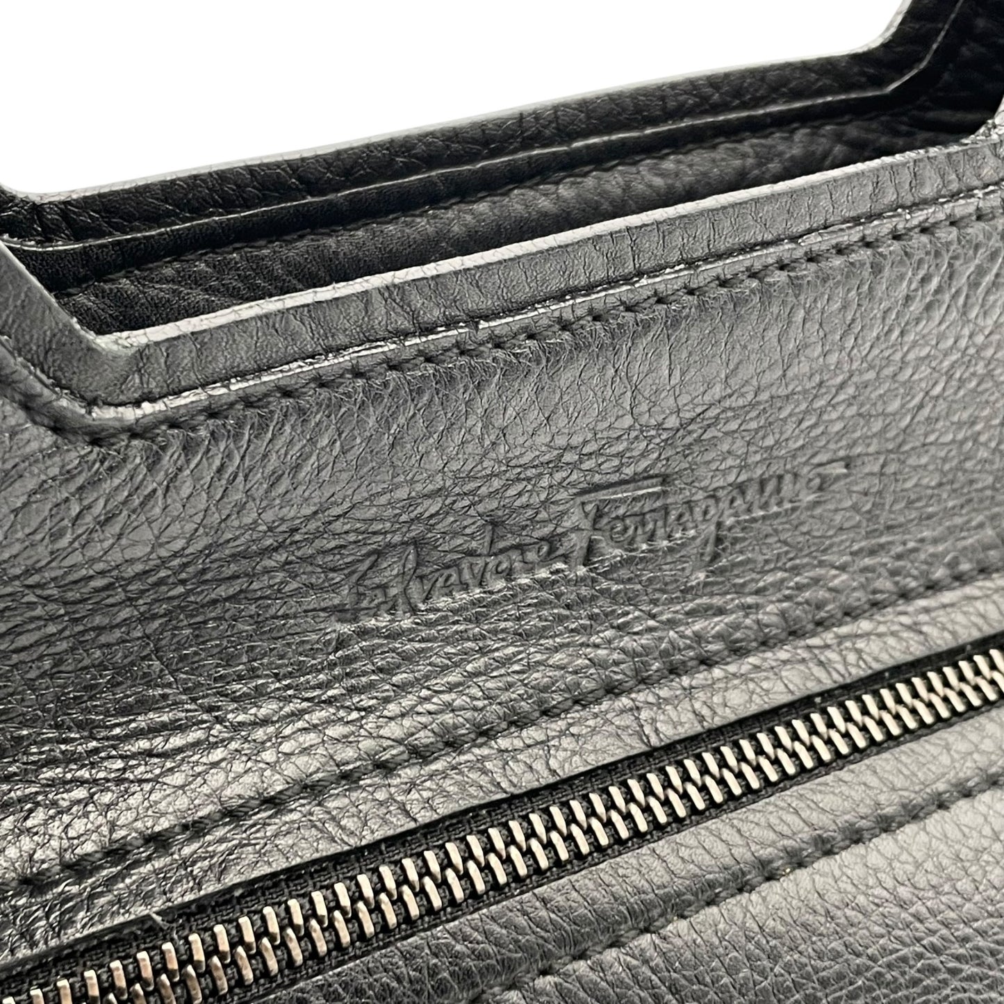 美品 フェラガモ Salvatore Ferragamo ガンチーニ ハンドバッグ ワンショルダー 肩掛け可 タッセル 本革 レザー シボ革 ブラック 黒 シルバー金具 レディース クラシック エレガント 高級 通勤 通学 デイリー フォーマル 自立可 C6
