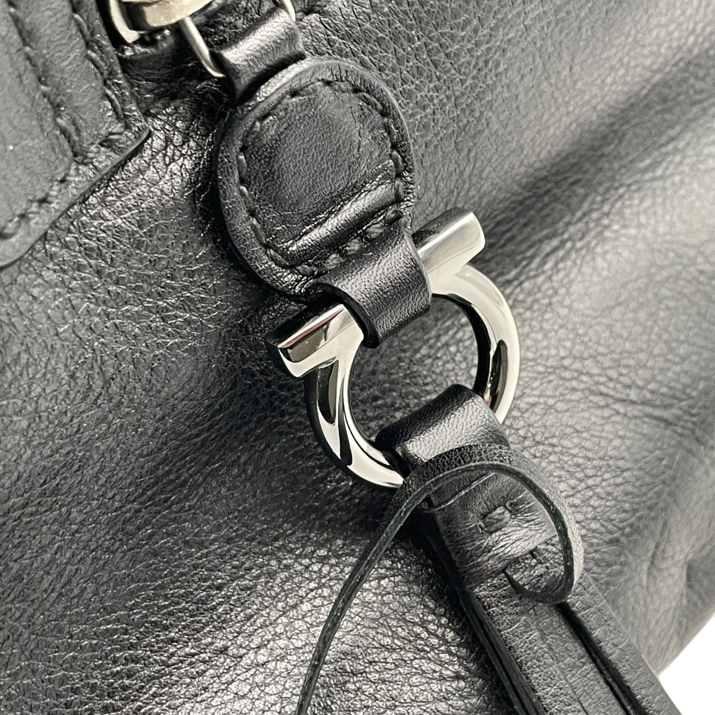 美品 フェラガモ Salvatore Ferragamo ガンチーニ ハンドバッグ ワンショルダー 肩掛け可 タッセル 本革 レザー シボ革 ブラック 黒 シルバー金具 レディース クラシック エレガント 高級 通勤 通学 デイリー フォーマル 自立可 C6