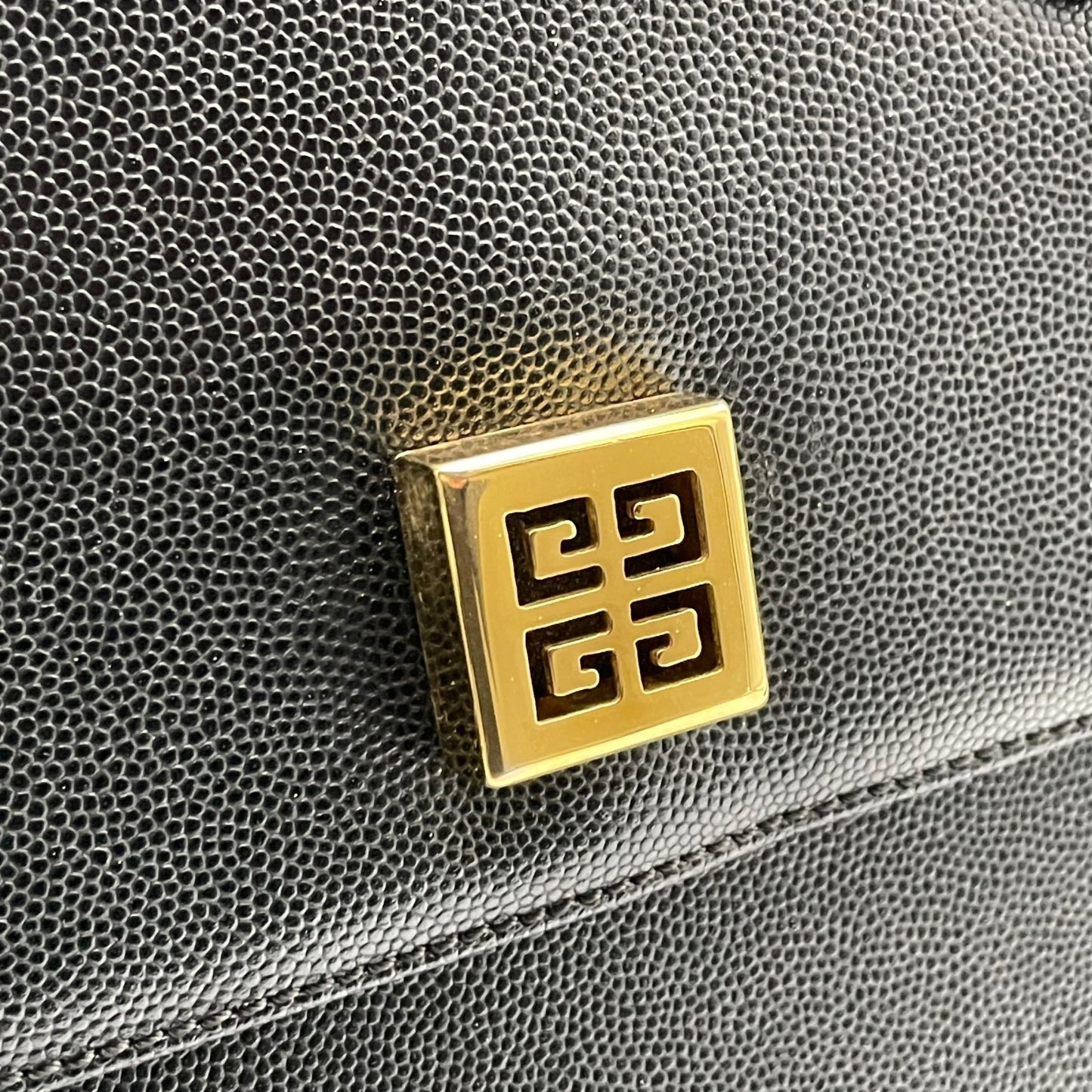 【美品】 ジバンシー GIVENCHY ハンドバッグ ショルダーバッグ 2WAY レザー 本革 ブラック 黒 ゴールド金具 4Gロゴ 型押し フラップ エレガント クラシック フォーマル 冠婚葬祭 お出かけ 鞄 レディース 定番 人気 C