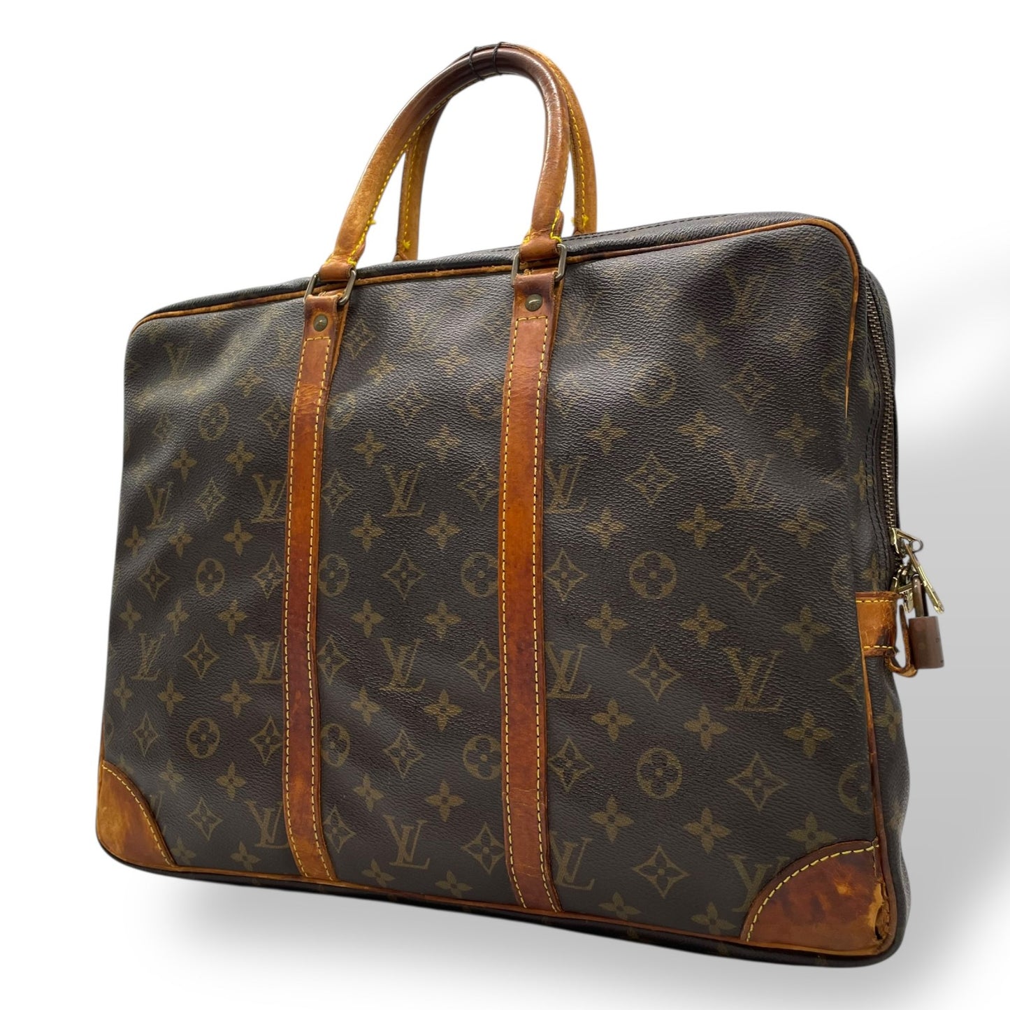 ルイヴィトン LOUISVUITTON モノグラム ビジネスバッグ ブリーフケース ポルトドキュマン ブラウン 茶 PVC レザー ビンテージ クラシック エレガント メンズ 通勤 A4収納 PC収納 出張 ヌメ革 フランス製 パドロック カバン 自立可 B