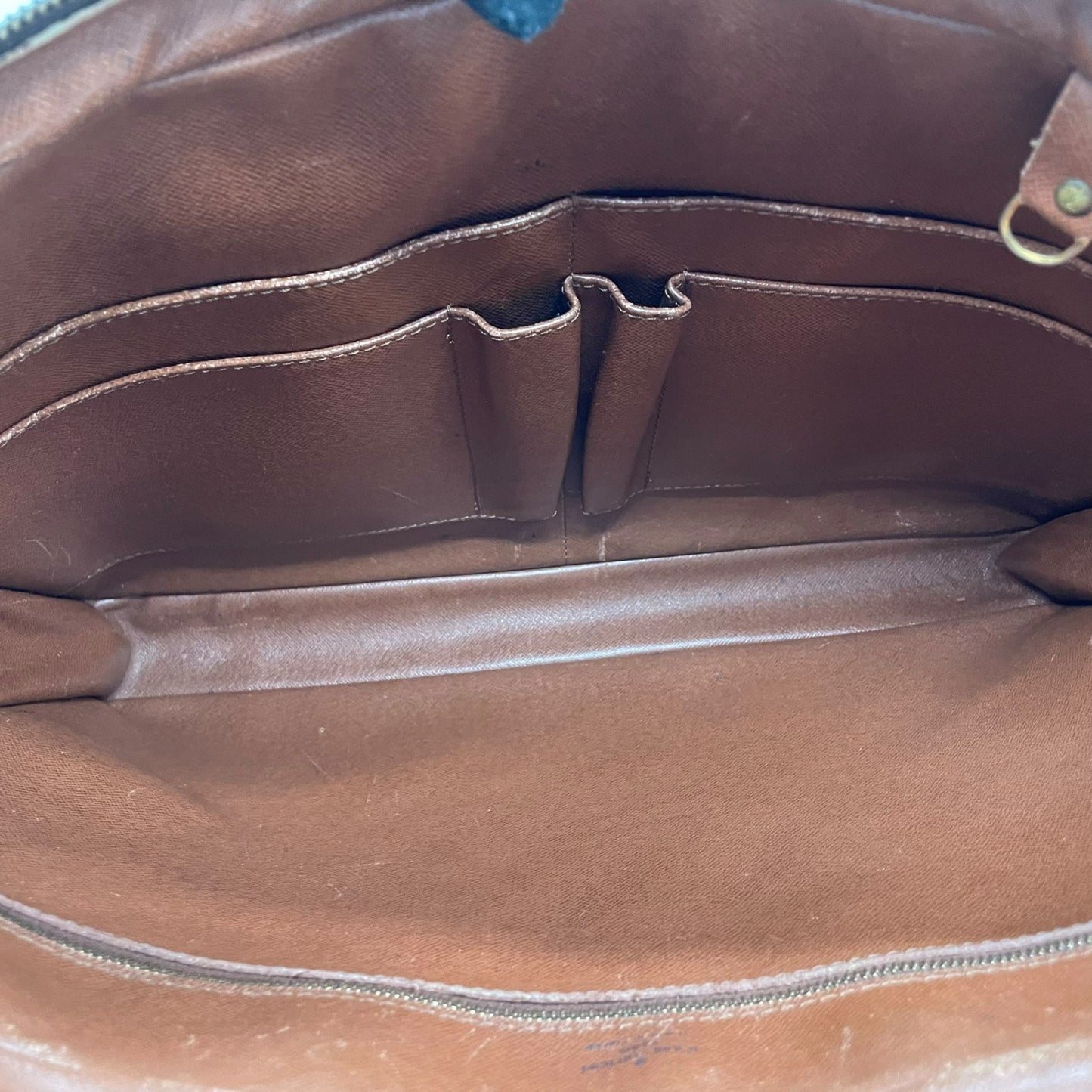 ルイヴィトン LOUISVUITTON モノグラム ビジネスバッグ ブリーフケース ポルトドキュマン ブラウン 茶 PVC レザー ビンテージ クラシック エレガント メンズ 通勤 A4収納 PC収納 出張 ヌメ革 フランス製 パドロック カバン 自立可 B