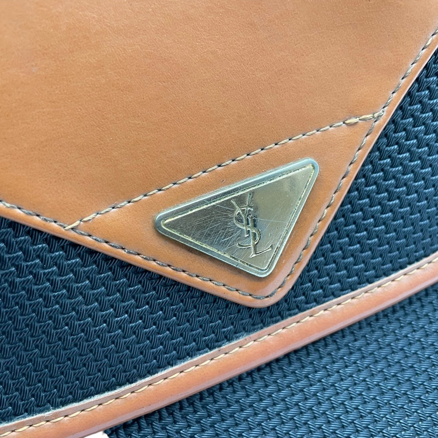 YVES SAINT LAURENT イヴサンローラン バッグ YSL 三角プレート フラップ ショルダーバッグ 斜め掛け 肩掛け ポシェット PVC レザー ネイビー ブラウン 茶系 ゴールド金具 ヴィンテージ デイリー レディース B2