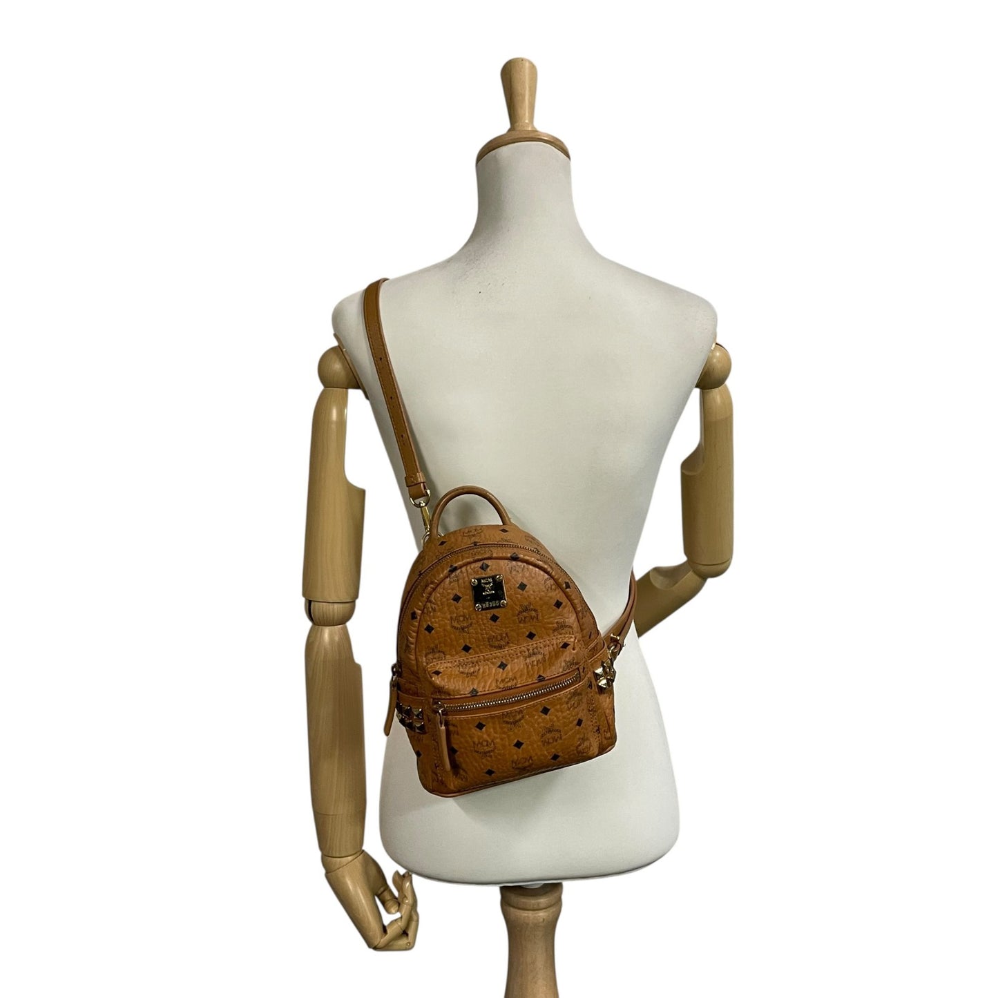 MCM エムシーエム ボディバッグ リュック デイパック ヴィセトス柄 レザー 本革 ブラウン 茶 ゴールド金具 スタッズ レディース カジュアル クラシック エレガント 斜め掛け可 クロスボディ 鞄 バッグ バック ブランド ロゴ 定番 人気 上品 C3