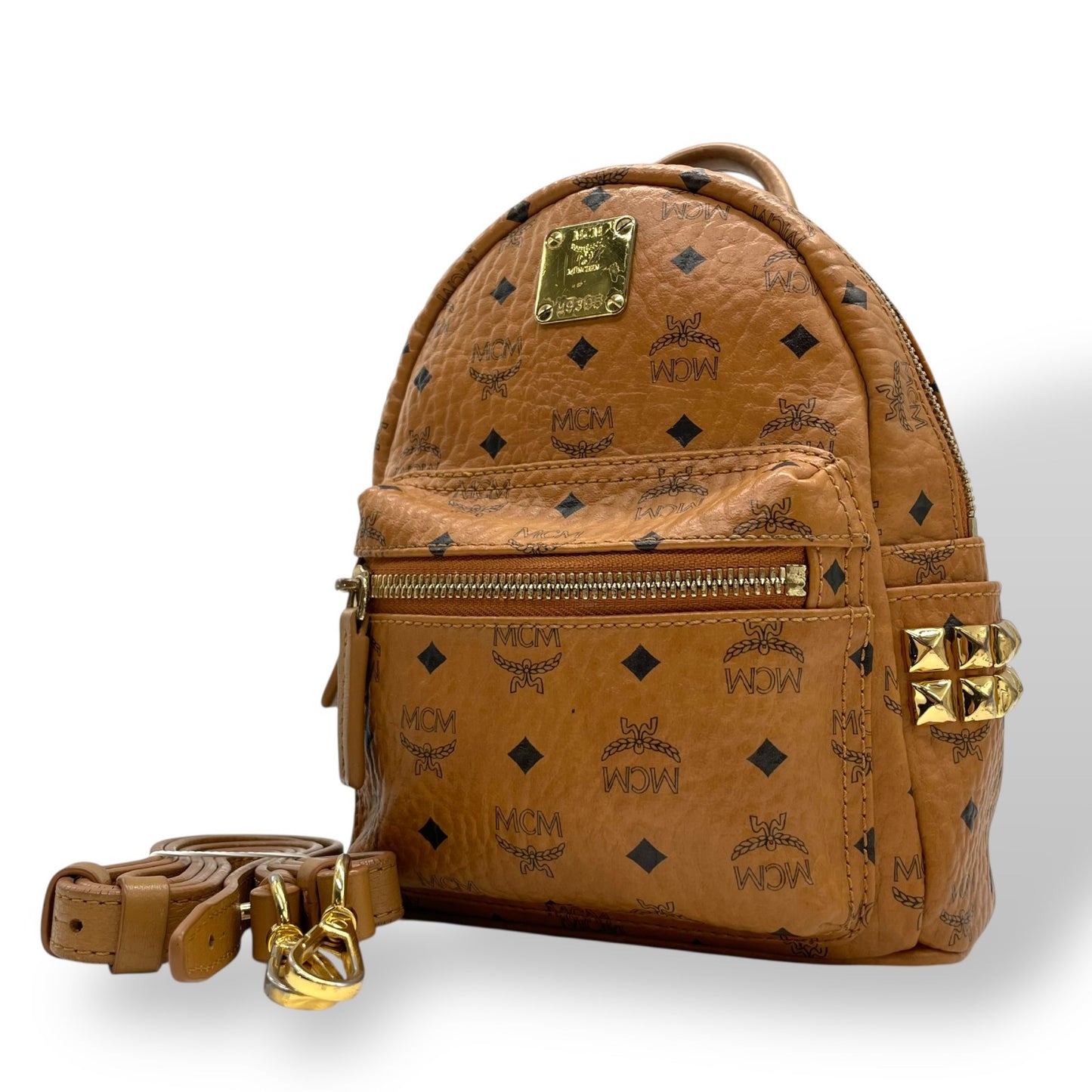 MCM エムシーエム ボディバッグ リュック デイパック ヴィセトス柄 レザー 本革 ブラウン 茶 ゴールド金具 スタッズ レディース カジュアル クラシック エレガント 斜め掛け可 クロスボディ 鞄 バッグ バック ブランド ロゴ 定番 人気 上品 C3