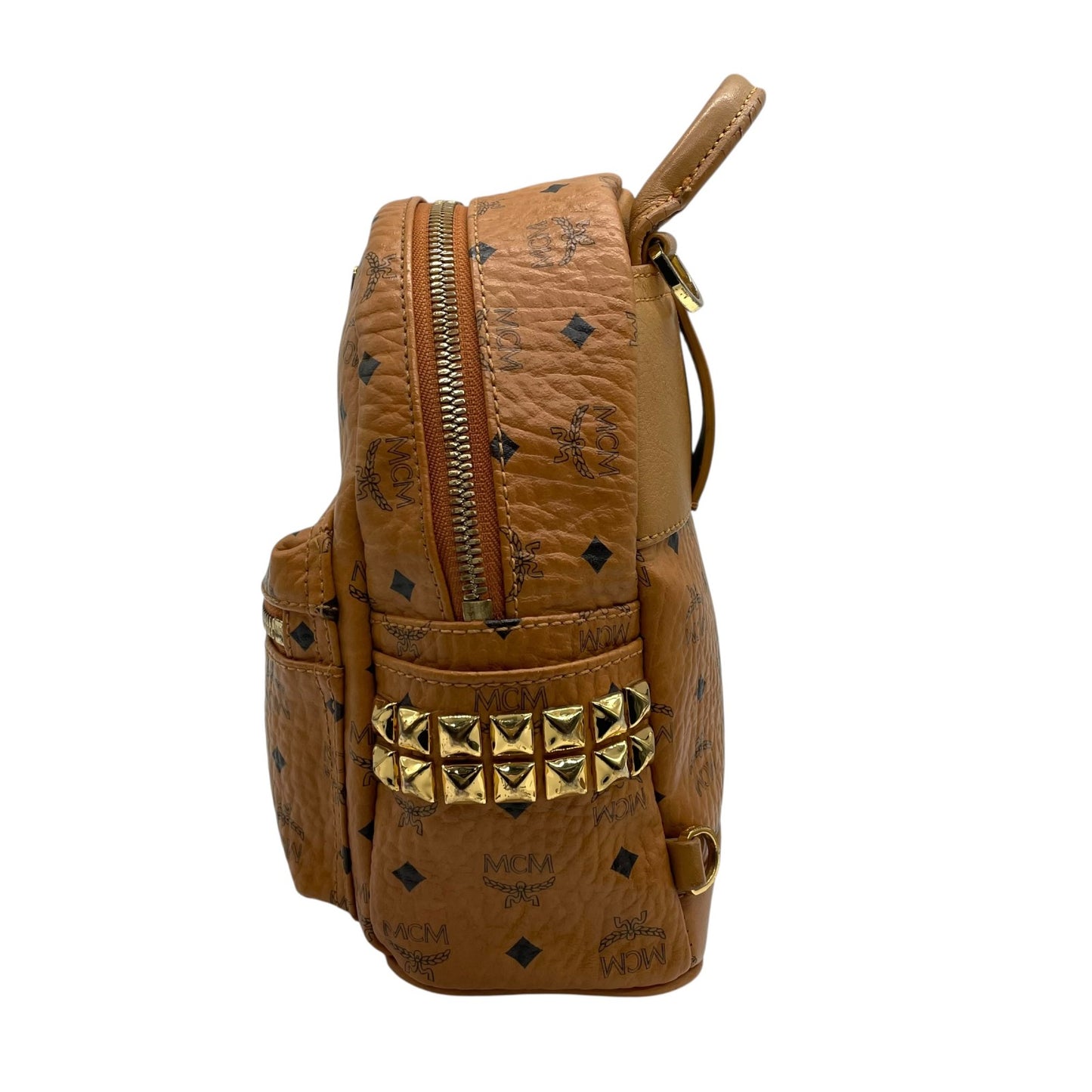 MCM エムシーエム ボディバッグ リュック デイパック ヴィセトス柄 レザー 本革 ブラウン 茶 ゴールド金具 スタッズ レディース カジュアル クラシック エレガント 斜め掛け可 クロスボディ 鞄 バッグ バック ブランド ロゴ 定番 人気 上品 C3