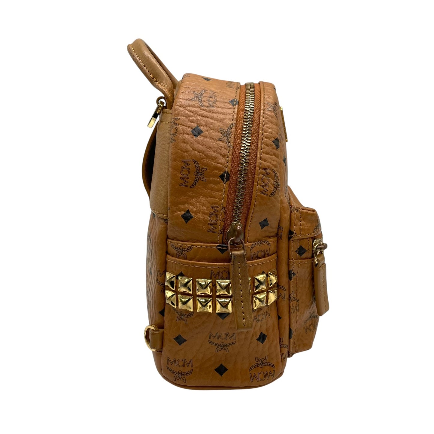 MCM エムシーエム ボディバッグ リュック デイパック ヴィセトス柄 レザー 本革 ブラウン 茶 ゴールド金具 スタッズ レディース カジュアル クラシック エレガント 斜め掛け可 クロスボディ 鞄 バッグ バック ブランド ロゴ 定番 人気 上品 C3