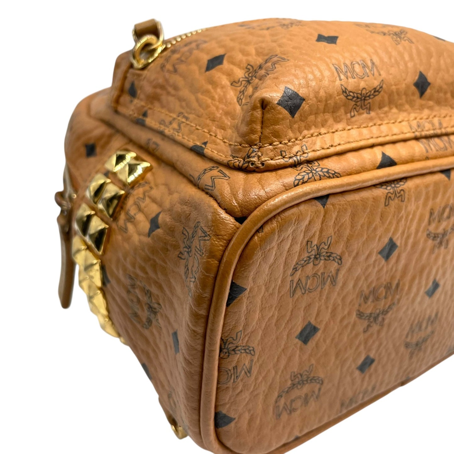 MCM エムシーエム ボディバッグ リュック デイパック ヴィセトス柄 レザー 本革 ブラウン 茶 ゴールド金具 スタッズ レディース カジュアル クラシック エレガント 斜め掛け可 クロスボディ 鞄 バッグ バック ブランド ロゴ 定番 人気 上品 C3