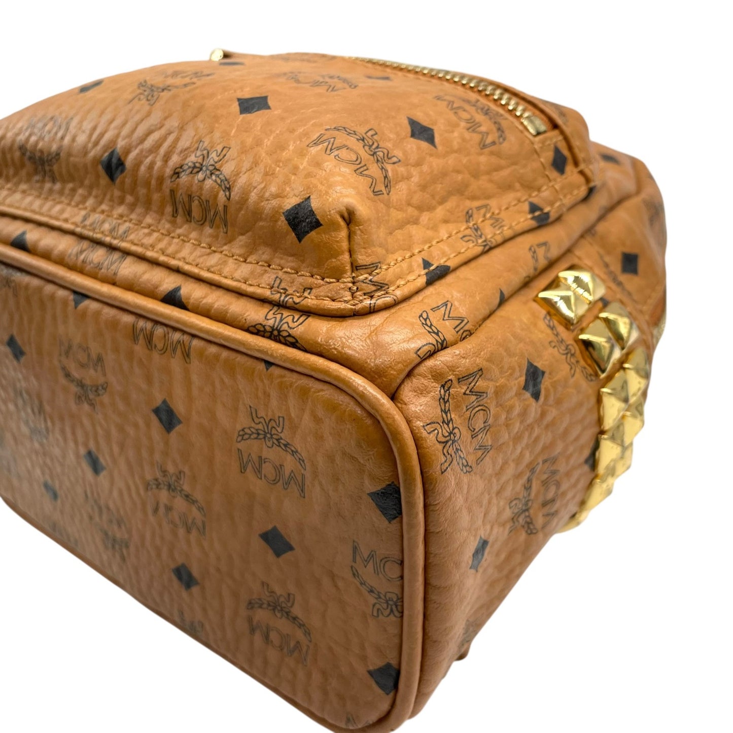 MCM エムシーエム ボディバッグ リュック デイパック ヴィセトス柄 レザー 本革 ブラウン 茶 ゴールド金具 スタッズ レディース カジュアル クラシック エレガント 斜め掛け可 クロスボディ 鞄 バッグ バック ブランド ロゴ 定番 人気 上品 C3