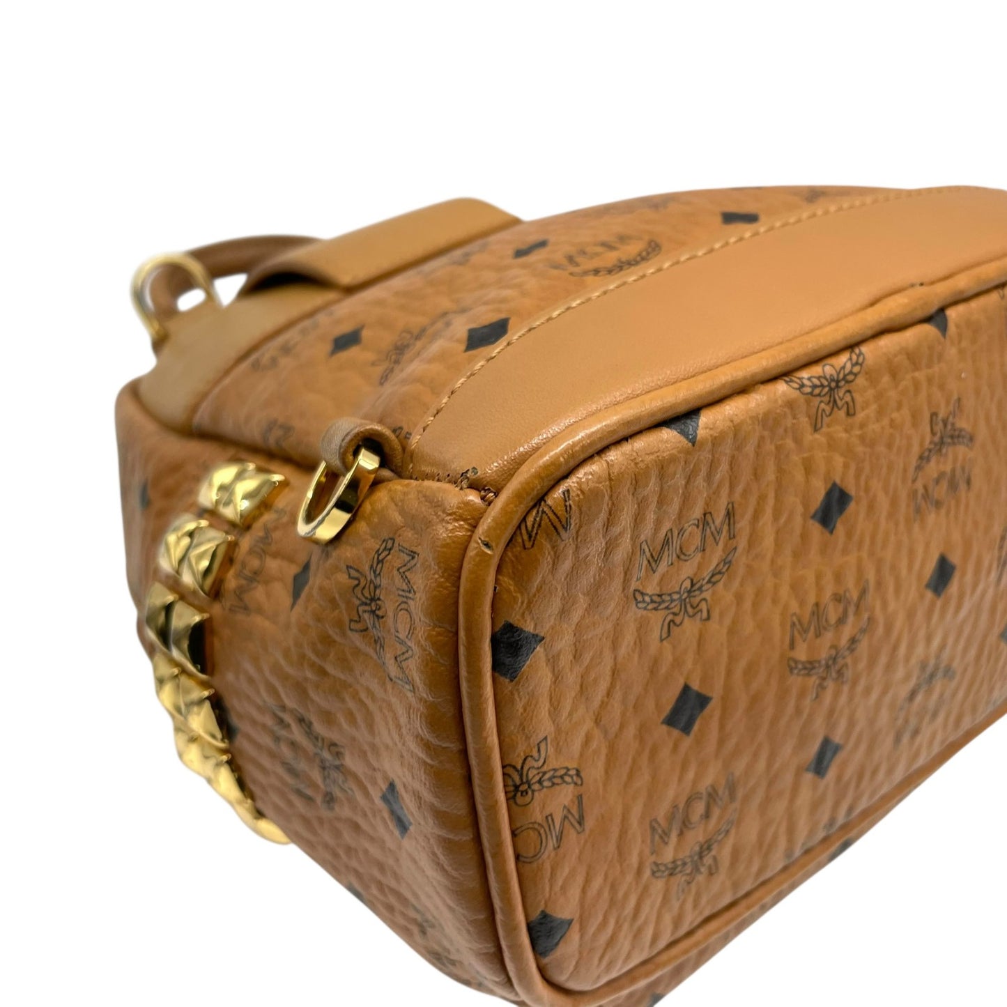 MCM エムシーエム ボディバッグ リュック デイパック ヴィセトス柄 レザー 本革 ブラウン 茶 ゴールド金具 スタッズ レディース カジュアル クラシック エレガント 斜め掛け可 クロスボディ 鞄 バッグ バック ブランド ロゴ 定番 人気 上品 C3