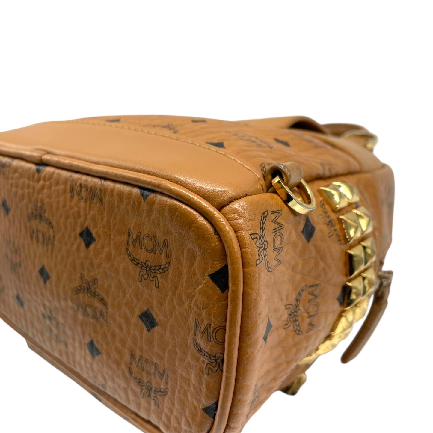 MCM エムシーエム ボディバッグ リュック デイパック ヴィセトス柄 レザー 本革 ブラウン 茶 ゴールド金具 スタッズ レディース カジュアル クラシック エレガント 斜め掛け可 クロスボディ 鞄 バッグ バック ブランド ロゴ 定番 人気 上品 C3