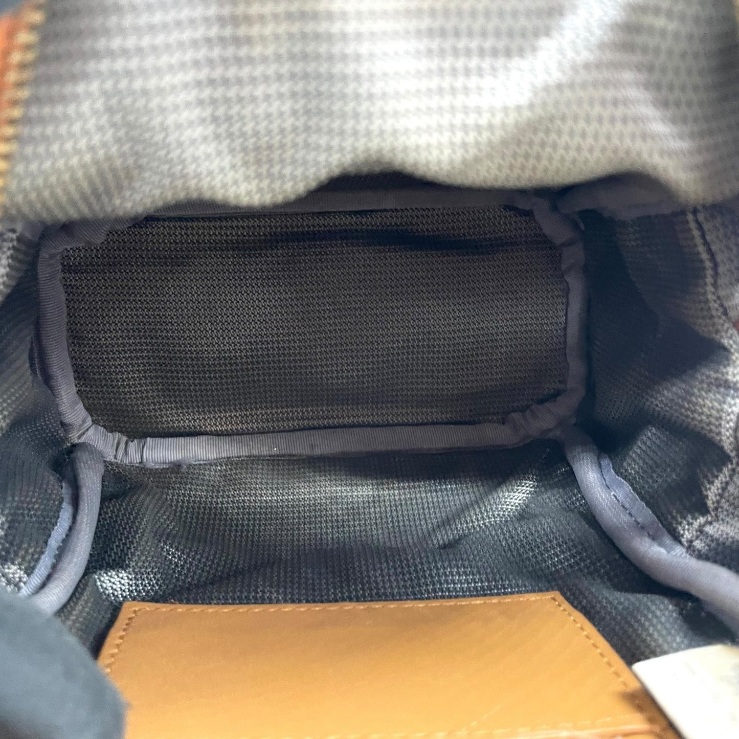 MCM エムシーエム ボディバッグ リュック デイパック ヴィセトス柄 レザー 本革 ブラウン 茶 ゴールド金具 スタッズ レディース カジュアル クラシック エレガント 斜め掛け可 クロスボディ 鞄 バッグ バック ブランド ロゴ 定番 人気 上品 C3