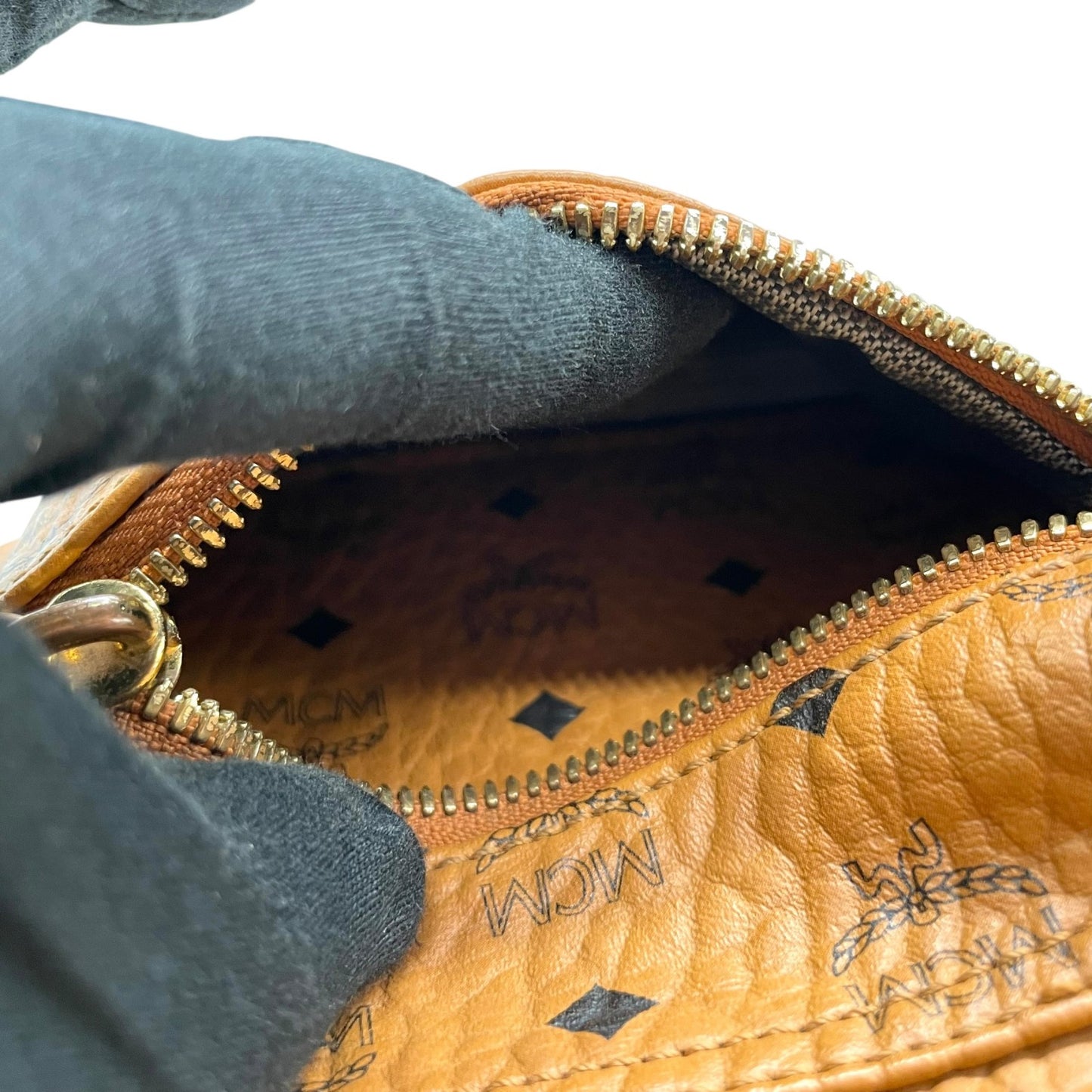 MCM エムシーエム ボディバッグ リュック デイパック ヴィセトス柄 レザー 本革 ブラウン 茶 ゴールド金具 スタッズ レディース カジュアル クラシック エレガント 斜め掛け可 クロスボディ 鞄 バッグ バック ブランド ロゴ 定番 人気 上品 C3