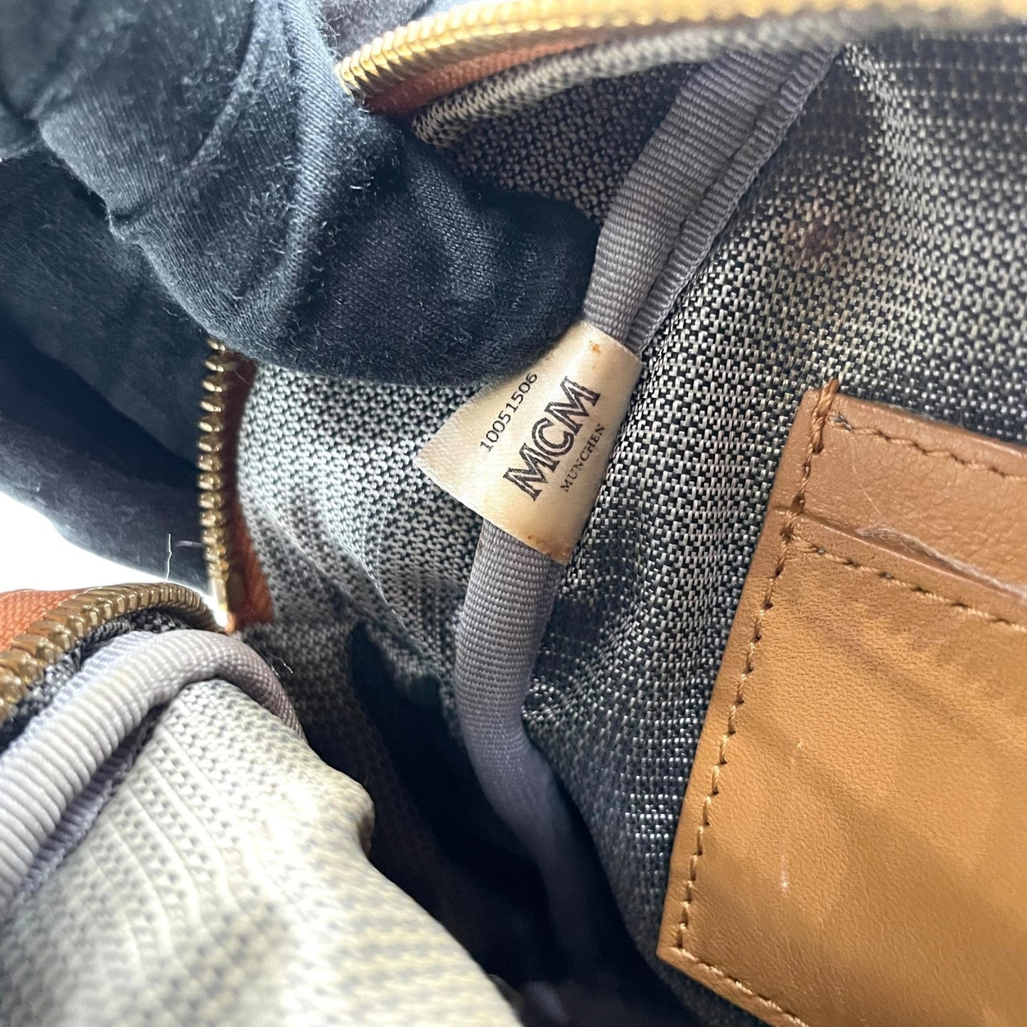 MCM エムシーエム ボディバッグ リュック デイパック ヴィセトス柄 レザー 本革 ブラウン 茶 ゴールド金具 スタッズ レディース カジュアル クラシック エレガント 斜め掛け可 クロスボディ 鞄 バッグ バック ブランド ロゴ 定番 人気 上品 C3