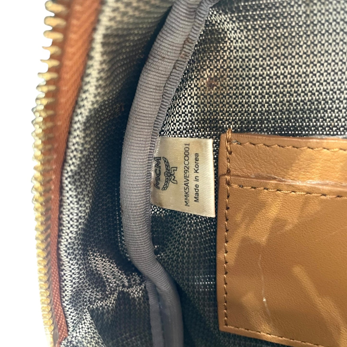 MCM エムシーエム ボディバッグ リュック デイパック ヴィセトス柄 レザー 本革 ブラウン 茶 ゴールド金具 スタッズ レディース カジュアル クラシック エレガント 斜め掛け可 クロスボディ 鞄 バッグ バック ブランド ロゴ 定番 人気 上品 C3