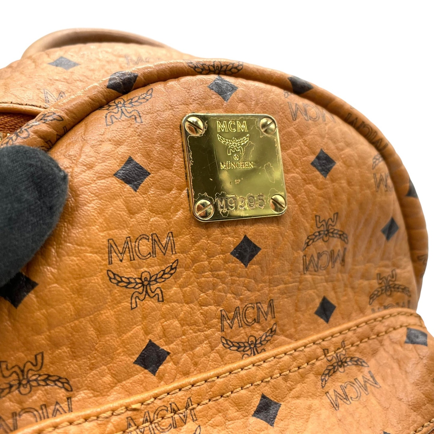 MCM エムシーエム ボディバッグ リュック デイパック ヴィセトス柄 レザー 本革 ブラウン 茶 ゴールド金具 スタッズ レディース カジュアル クラシック エレガント 斜め掛け可 クロスボディ 鞄 バッグ バック ブランド ロゴ 定番 人気 上品 C3