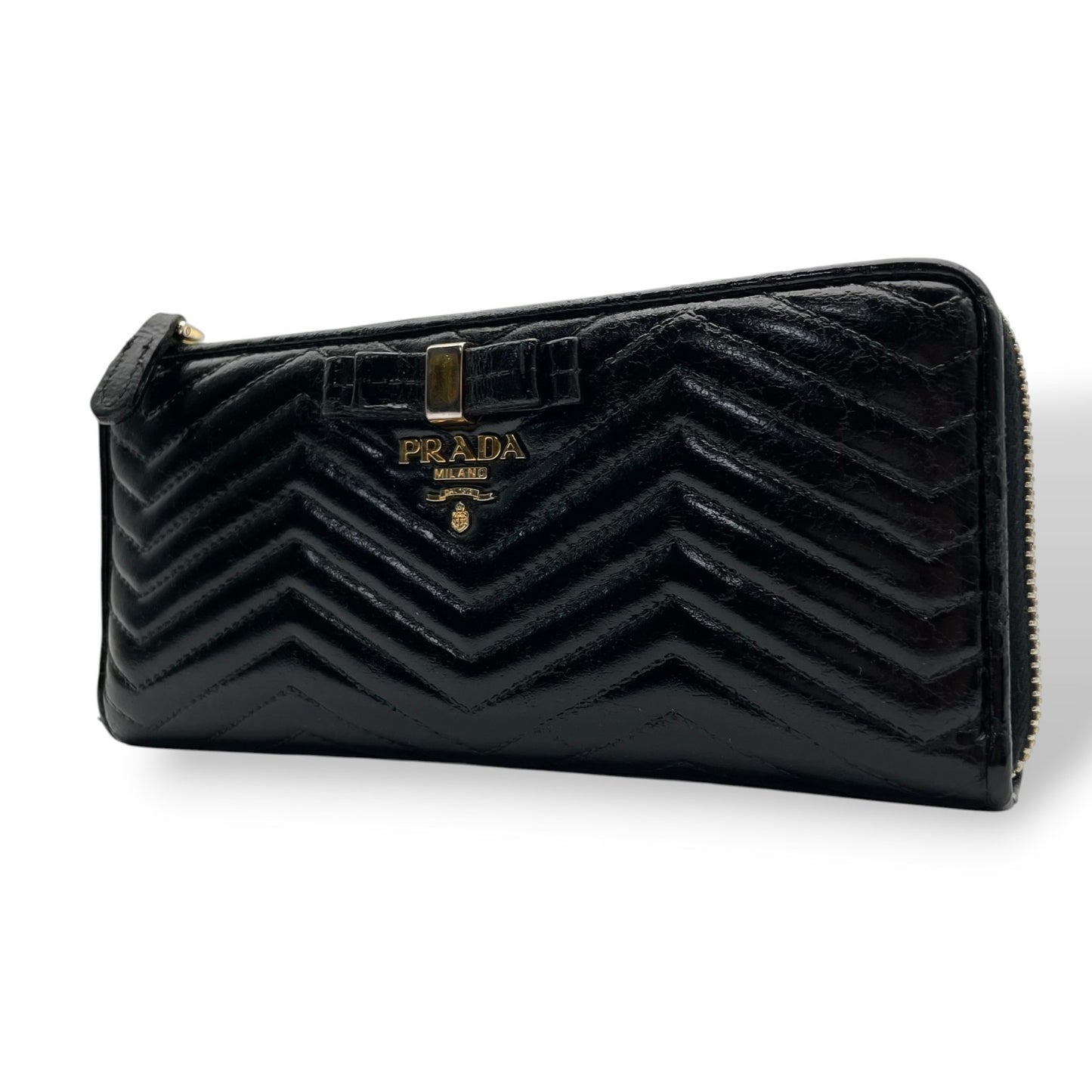 【良品】 プラダ PRADA 長財布 L字ファスナー キルティング V字ステッチ リボン メタルロゴ ナッパレザー 本革 ブラック 黒 ゴールド金具 レディース エレガント 上品 高級感 可愛い 普段使い 収納力 整理整頓 定番 人気 W5