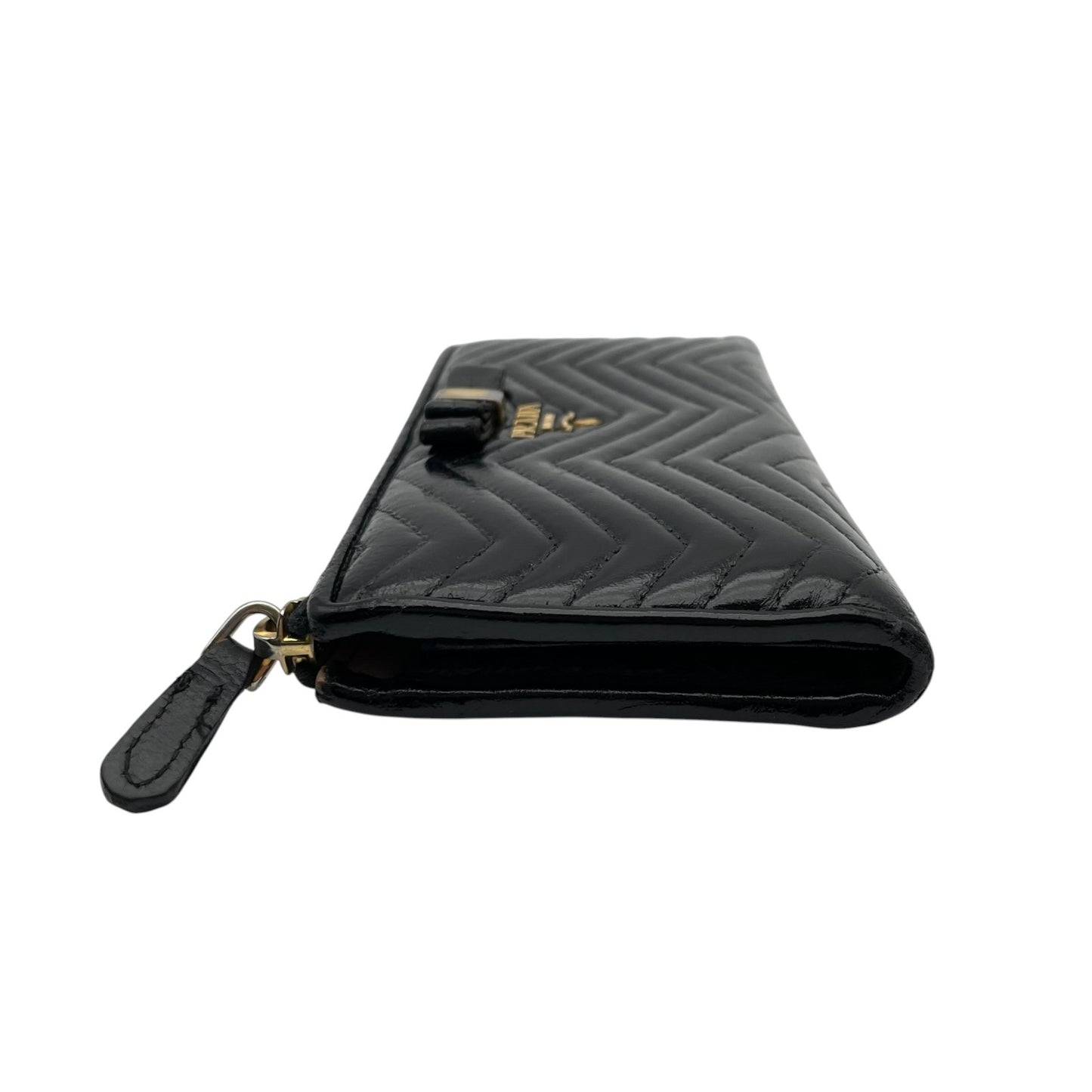 【良品】 プラダ PRADA 長財布 L字ファスナー キルティング V字ステッチ リボン メタルロゴ ナッパレザー 本革 ブラック 黒 ゴールド金具 レディース エレガント 上品 高級感 可愛い 普段使い 収納力 整理整頓 定番 人気 W5