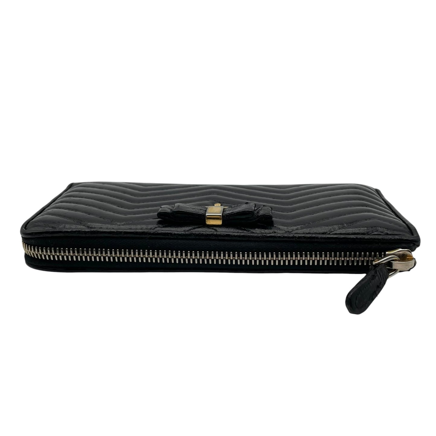 【良品】 プラダ PRADA 長財布 L字ファスナー キルティング V字ステッチ リボン メタルロゴ ナッパレザー 本革 ブラック 黒 ゴールド金具 レディース エレガント 上品 高級感 可愛い 普段使い 収納力 整理整頓 定番 人気 W5