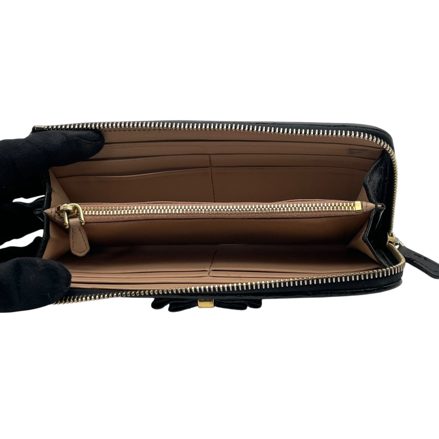 【良品】 プラダ PRADA 長財布 L字ファスナー キルティング V字ステッチ リボン メタルロゴ ナッパレザー 本革 ブラック 黒 ゴールド金具 レディース エレガント 上品 高級感 可愛い 普段使い 収納力 整理整頓 定番 人気 W5