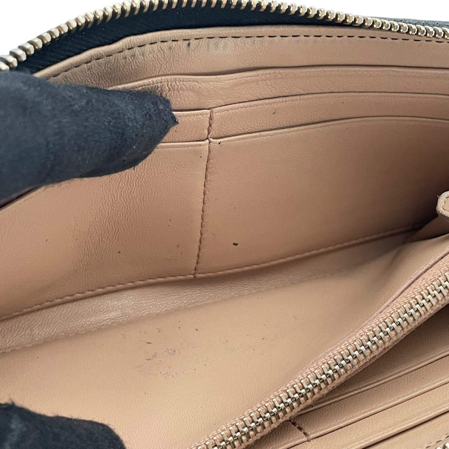 【良品】 プラダ PRADA 長財布 L字ファスナー キルティング V字ステッチ リボン メタルロゴ ナッパレザー 本革 ブラック 黒 ゴールド金具 レディース エレガント 上品 高級感 可愛い 普段使い 収納力 整理整頓 定番 人気 W5