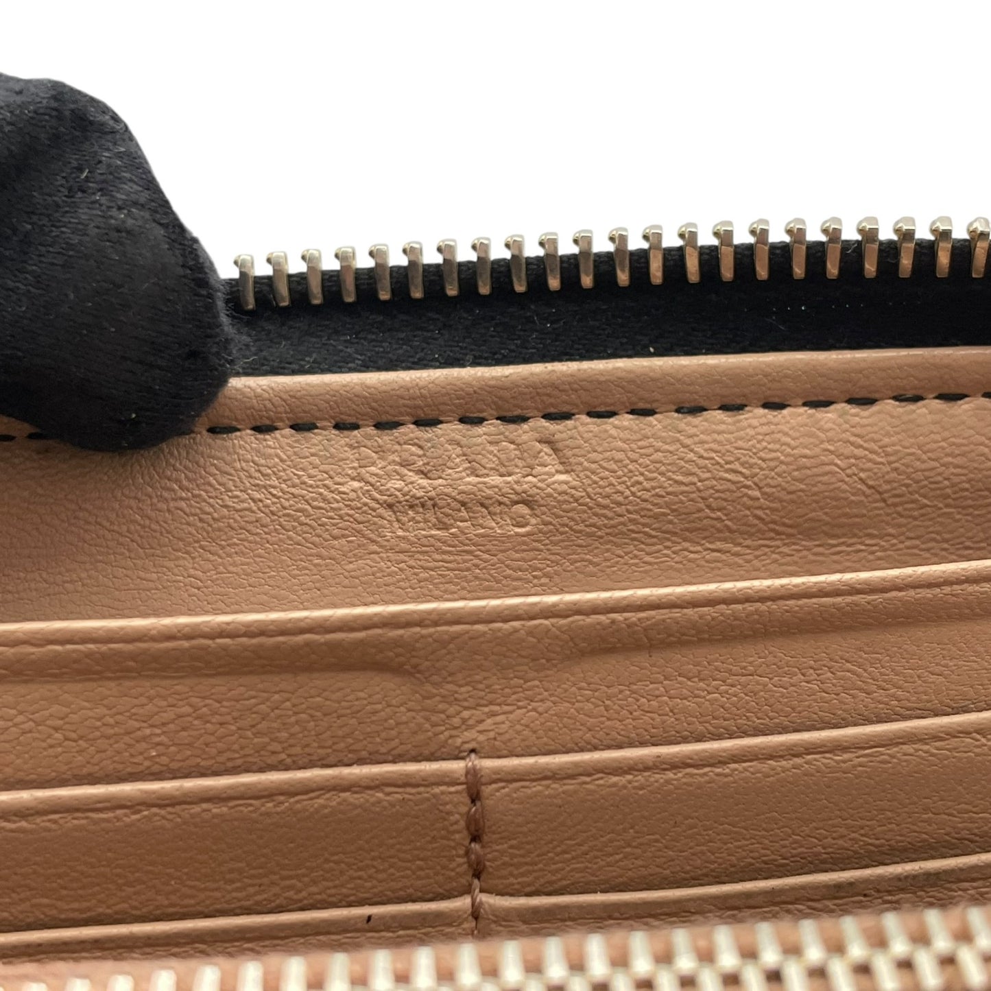 【良品】 プラダ PRADA 長財布 L字ファスナー キルティング V字ステッチ リボン メタルロゴ ナッパレザー 本革 ブラック 黒 ゴールド金具 レディース エレガント 上品 高級感 可愛い 普段使い 収納力 整理整頓 定番 人気 W5