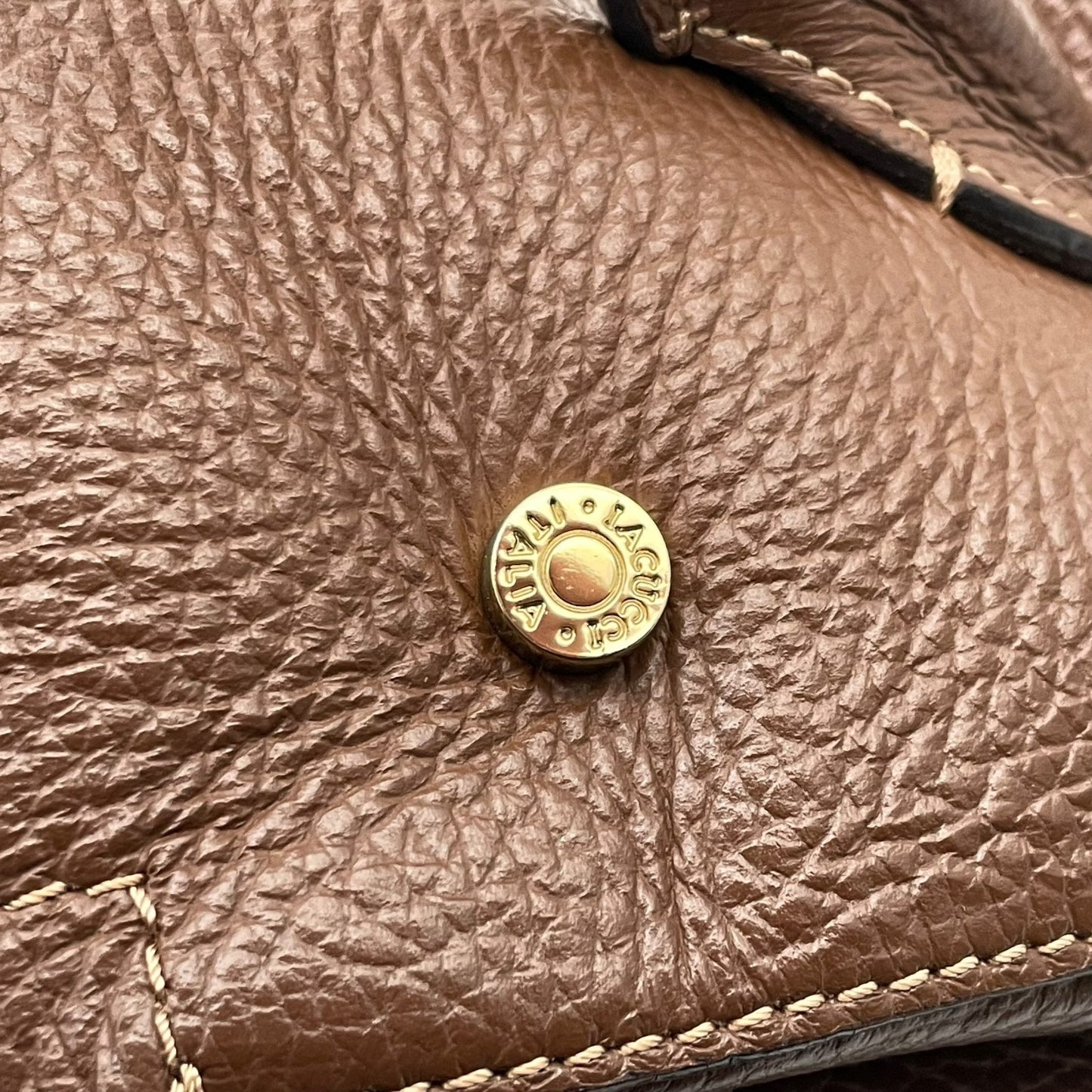 IACUCCI イアクッチ バッグ ハンドバッグ ショルダーバッグ 2WAY 手提げ 肩掛け 斜め掛け 本革 シボレザー ブラウン 茶系 ゴールド金具 エレガント クラシック スタイリッシュ カジュアル 上品 お出かけ デイリー レディース K1