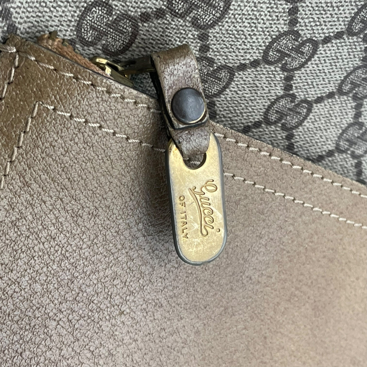 オールドグッチ グッチ GUCCI GGスプリーム GGプラス PVC レザー トートバッグ ハンドバッグ シェリーライン 縦型 本革 ベージュ グレージュ ブラウン 茶 ゴールド金具 A4サイズ収納可能 ヴィンテージ ビンテージ 通学 通勤 U15