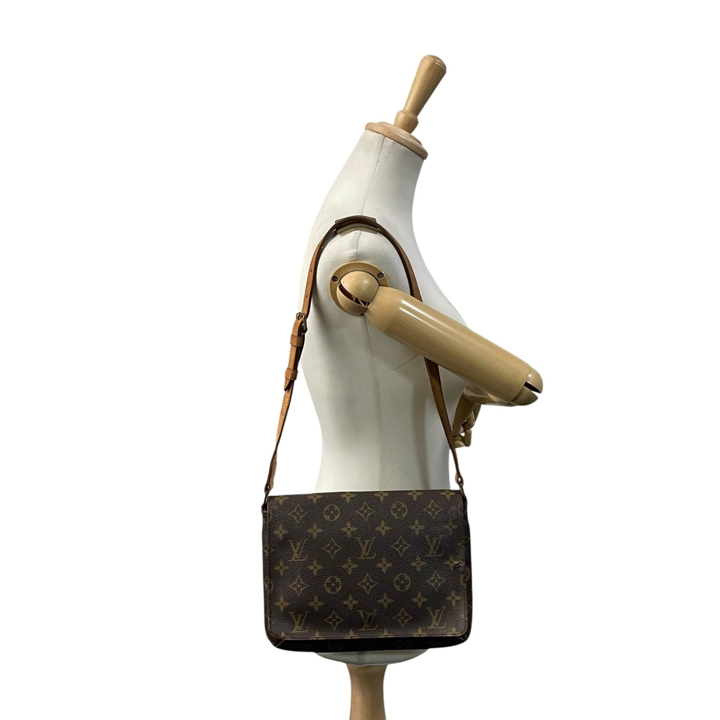 【良品】 ルイ・ヴィトン LOUIS VUITTON モノグラム ミュゼットタンゴ ショルダーバッグ クロスボディ 肩掛け PVC レザー ブラウン 茶 ゴールド金具 フラップ マグネット開閉 レディース エレガント カジュアル 定番 人気 お出かけ C7