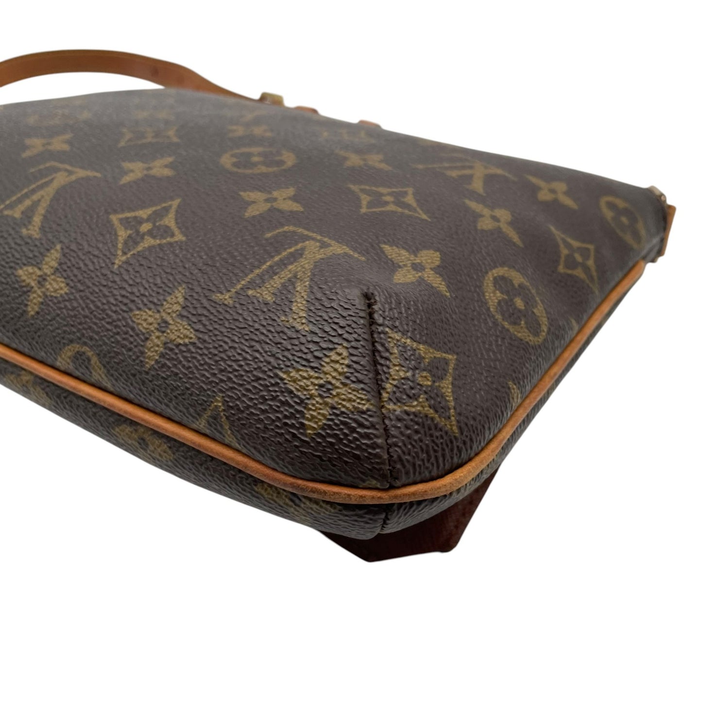 【良品】 ルイ・ヴィトン LOUIS VUITTON モノグラム ミュゼットタンゴ ショルダーバッグ クロスボディ 肩掛け PVC レザー ブラウン 茶 ゴールド金具 フラップ マグネット開閉 レディース エレガント カジュアル 定番 人気 お出かけ C7