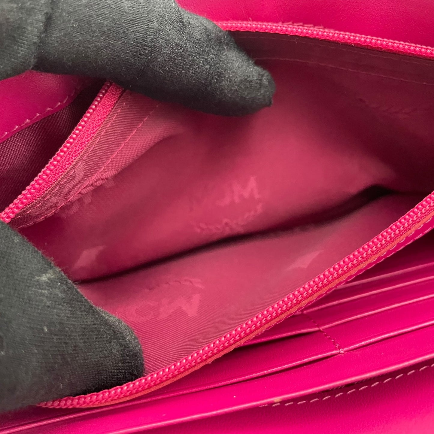 美品 MCM エムシーエム ヴィセトス レザー チェーンウォレット ショルダーバッグ 長財布 ブラック ピンク ゴールド金具 レディース U9