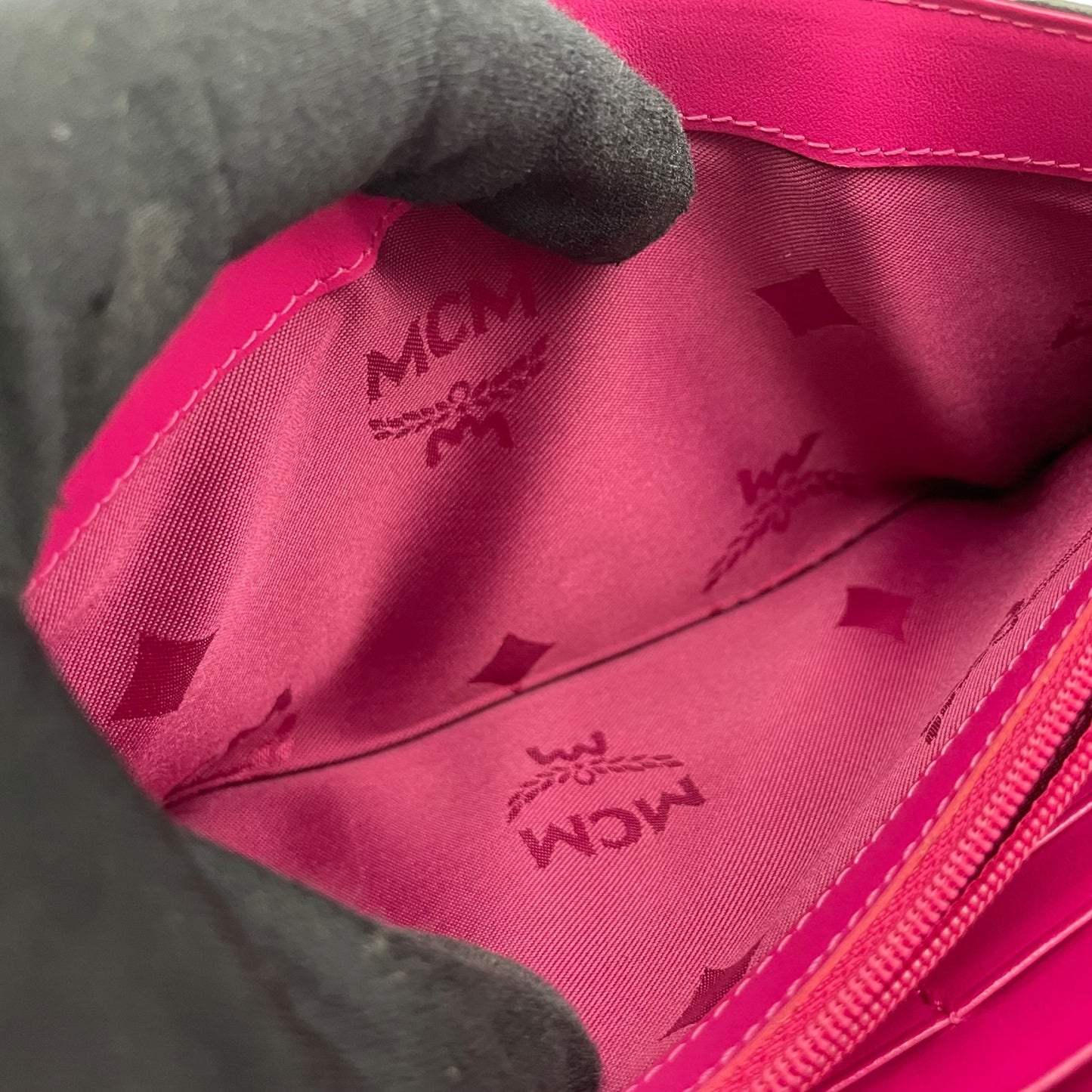 美品 MCM エムシーエム ヴィセトス レザー チェーンウォレット ショルダーバッグ 長財布 ブラック ピンク ゴールド金具 レディース U9