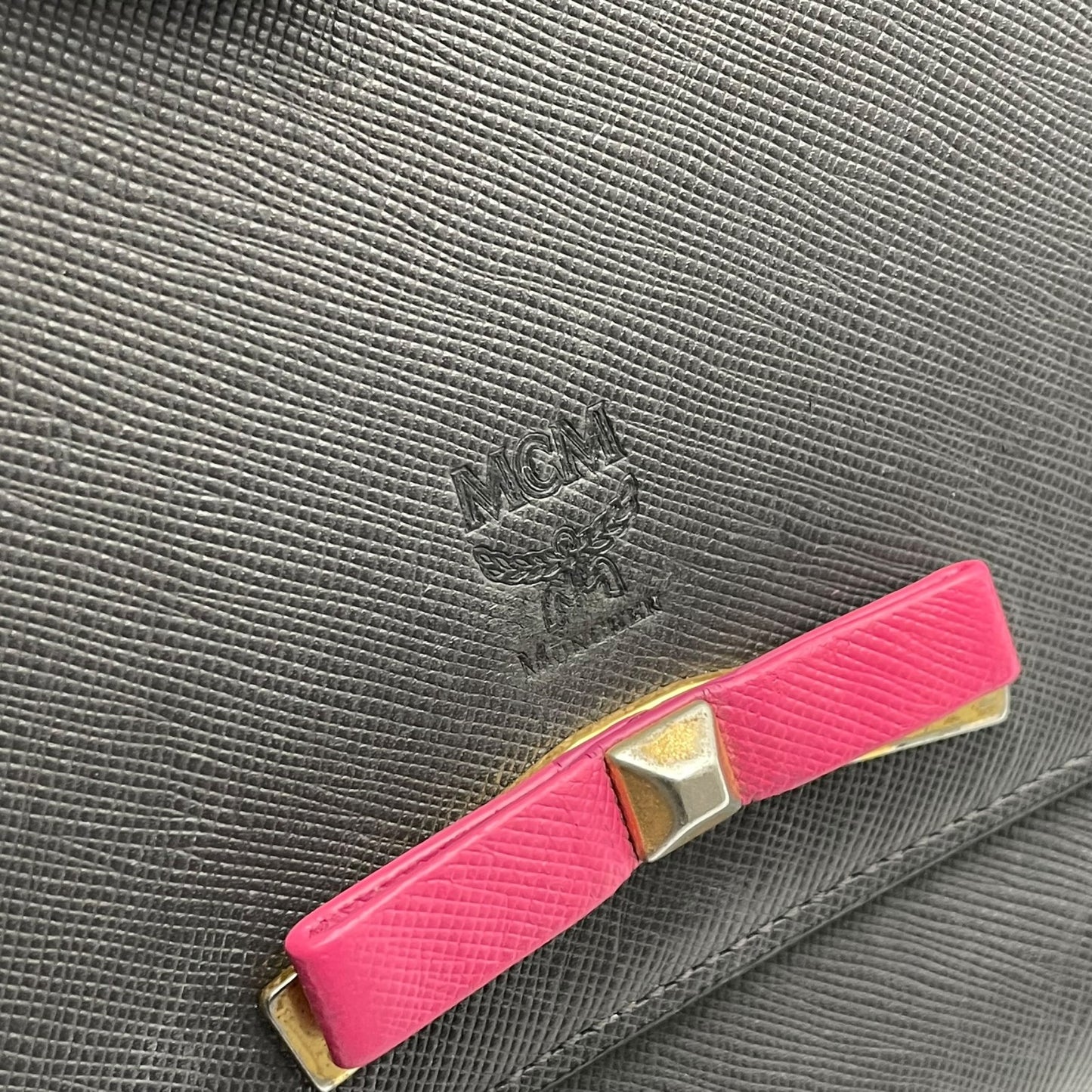 美品 MCM エムシーエム ヴィセトス レザー チェーンウォレット ショルダーバッグ 長財布 ブラック ピンク ゴールド金具 レディース U9