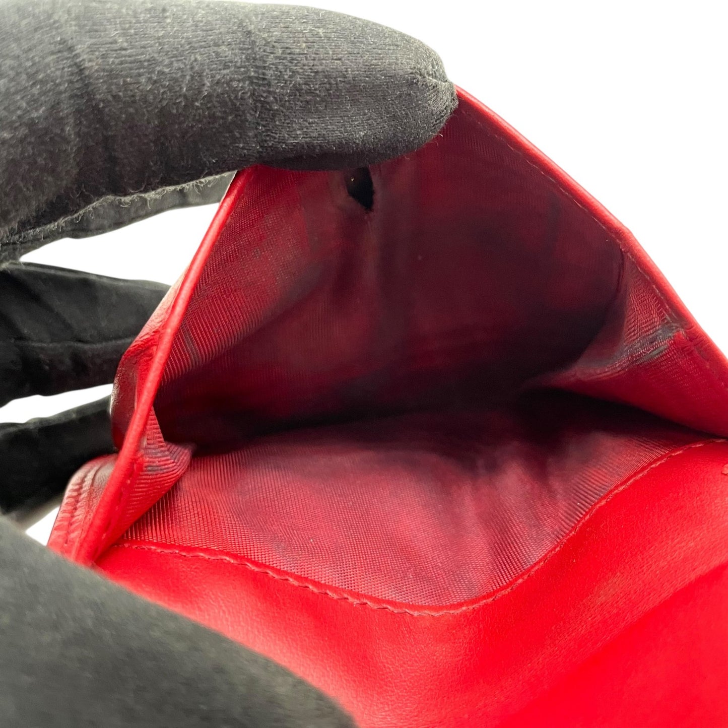 プラダ 二つ折り財布 コンパクトウォレット ミニ財布 折り財布 レザー 本革 黒 ブラック ゴールド金具 エレガント クラシック 高級感 上品 カジュアル 普段使い デイリーユース レディース ブランド小物 シンプル おしゃれ プレゼント ご褒美 W4