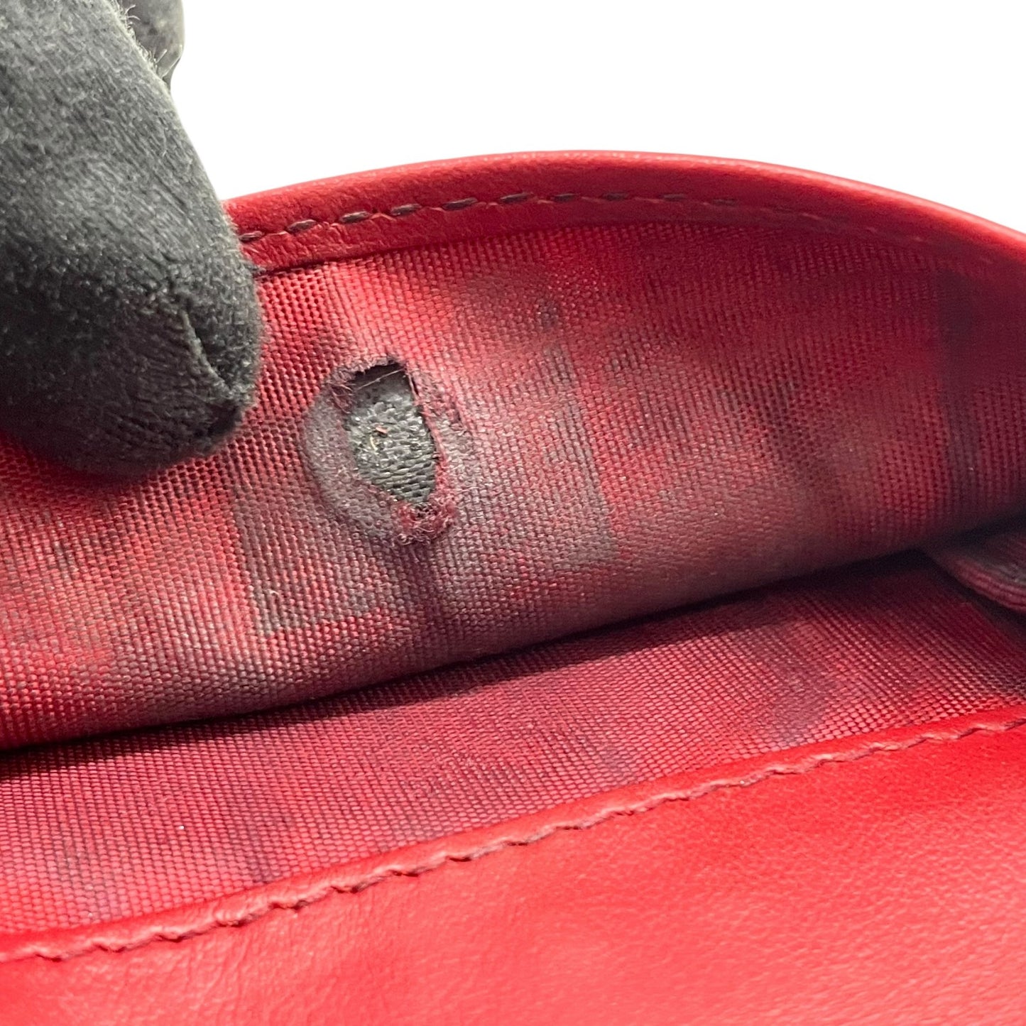 プラダ 二つ折り財布 コンパクトウォレット ミニ財布 折り財布 レザー 本革 黒 ブラック ゴールド金具 エレガント クラシック 高級感 上品 カジュアル 普段使い デイリーユース レディース ブランド小物 シンプル おしゃれ プレゼント ご褒美 W4